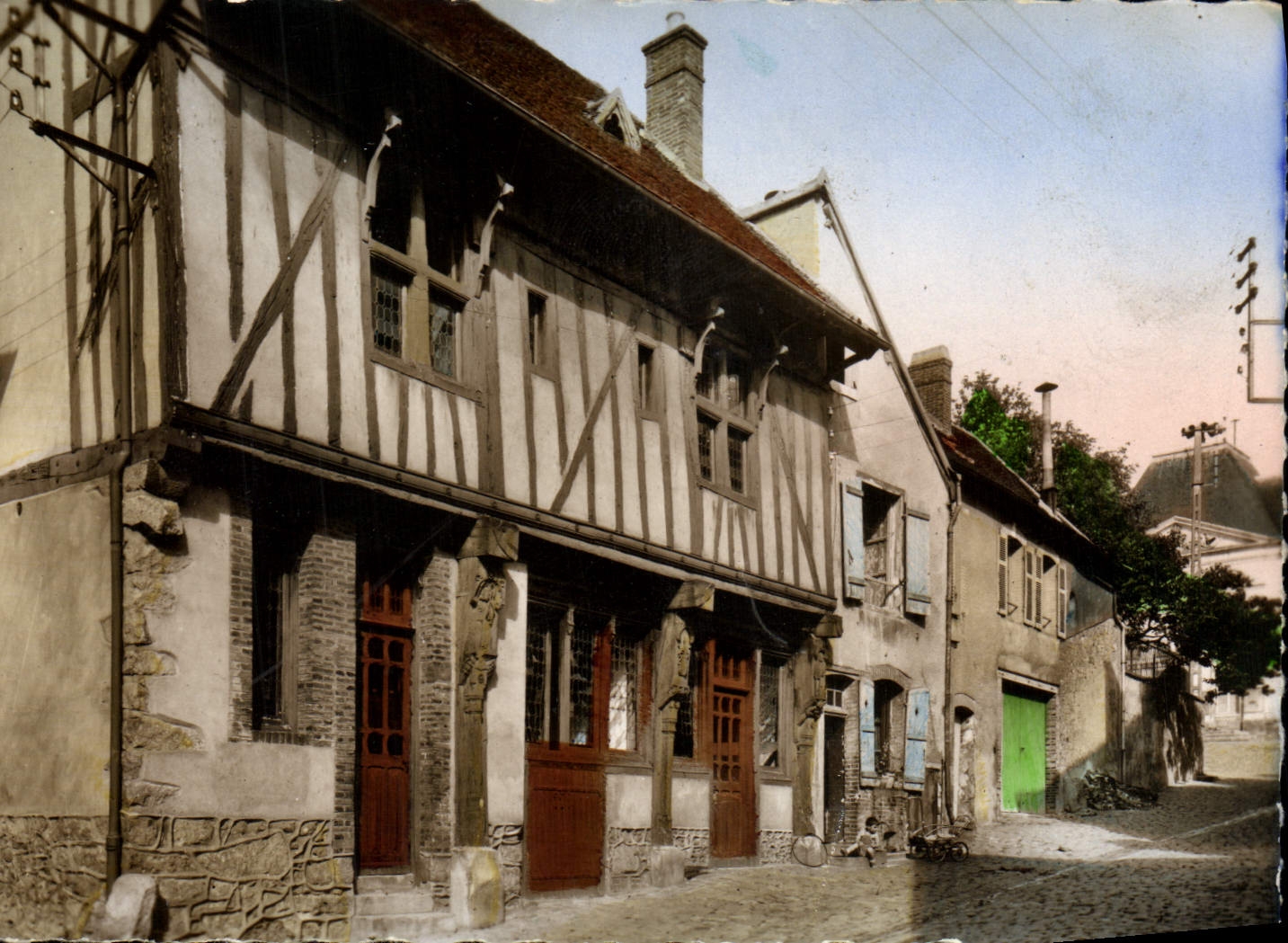 CPM Joigny Rue Bourg Le Vicomte Vieille Masion De Bois Dite Maison Du Vicaire