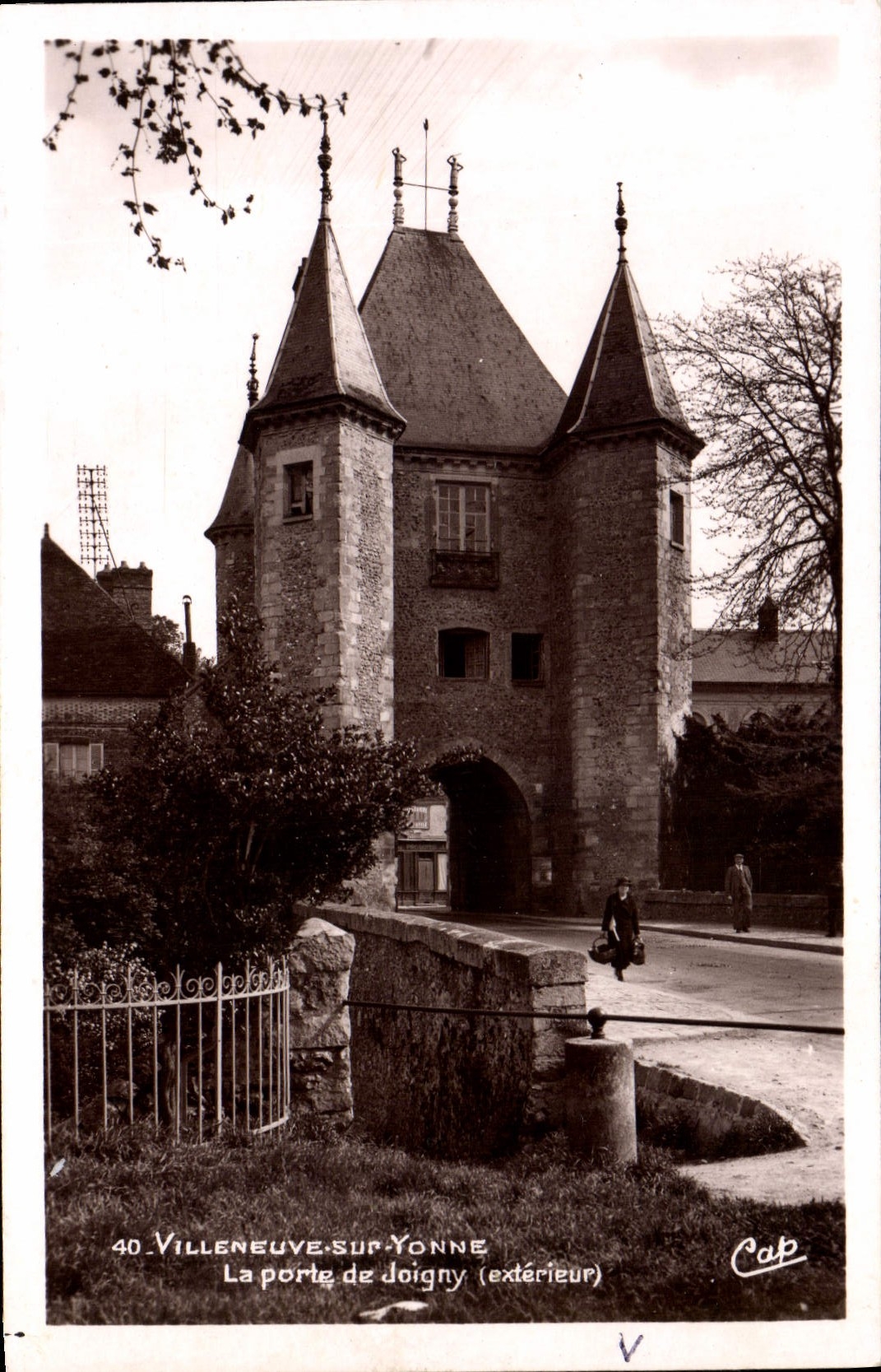 CPA Villeneuve Sur Yonne La Porte De Joigny Exterieur
