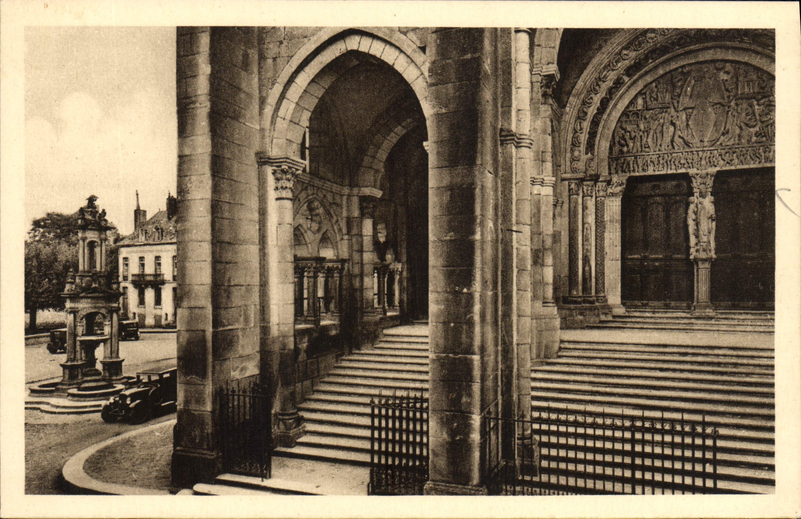 CPA Autun Antique Portail Principal De La Cathedrale Saint Lazare Et Place Saint Louis
