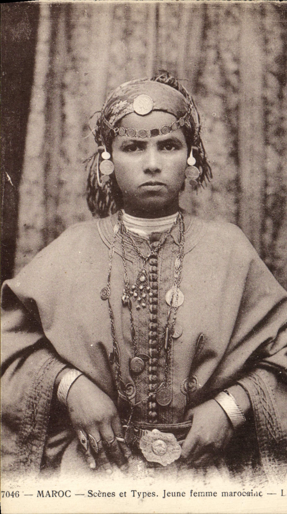 Escenas de Marruecos de la POSTAL de la VENDIMIA y mujer joven marroquí estándar