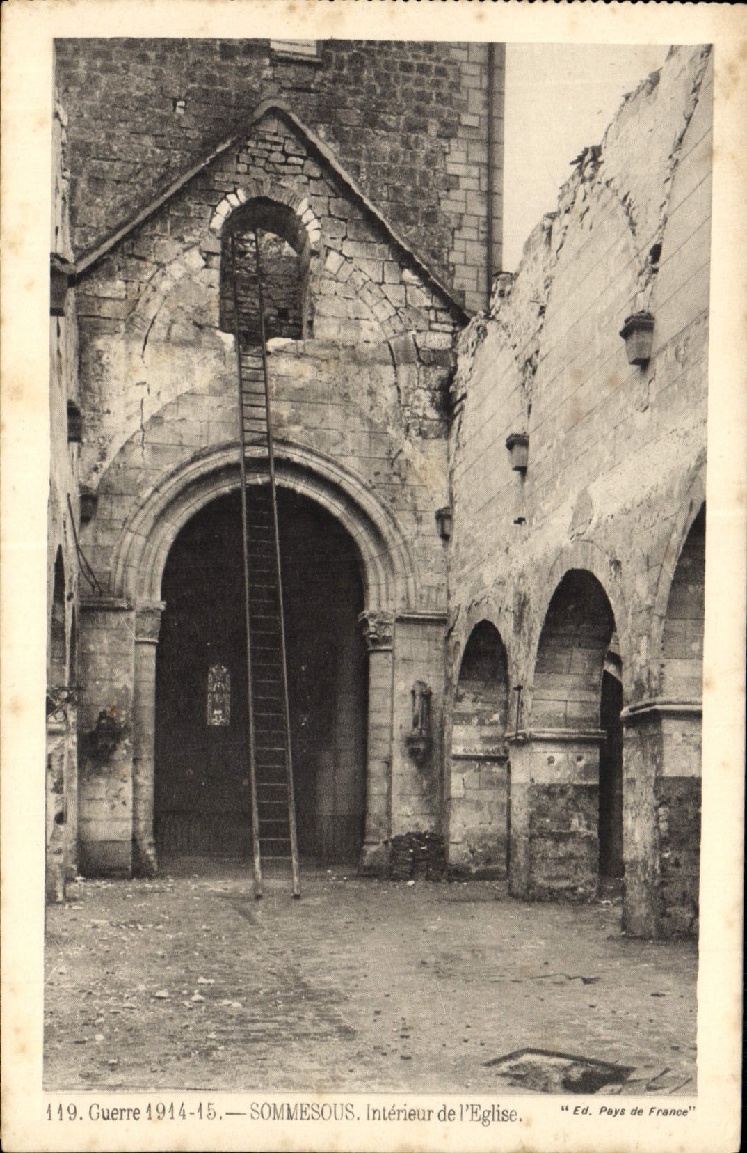 CPA Guerre Sommesous interieur De l'Eglise Militaria