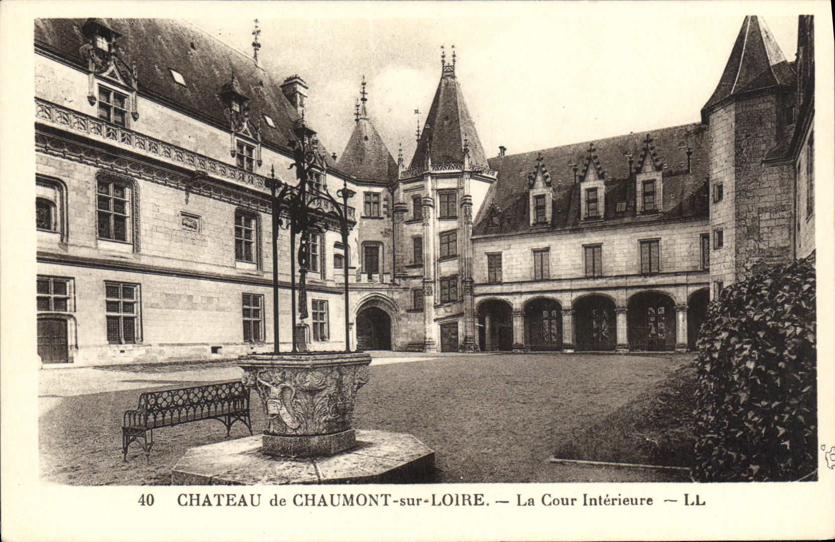 CPA Chateau De Chaumont Sur Loire La Cour Interieure
