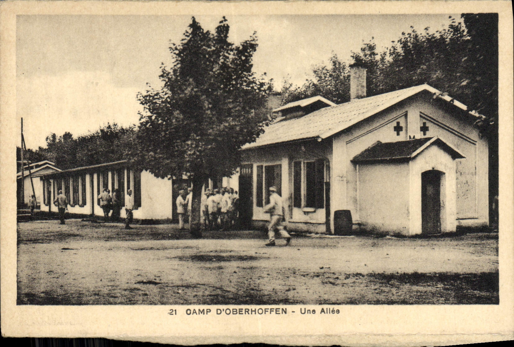 CPA Camp d'Oberhoffen Une Allee Militaria Croix Rouge Infirmerie