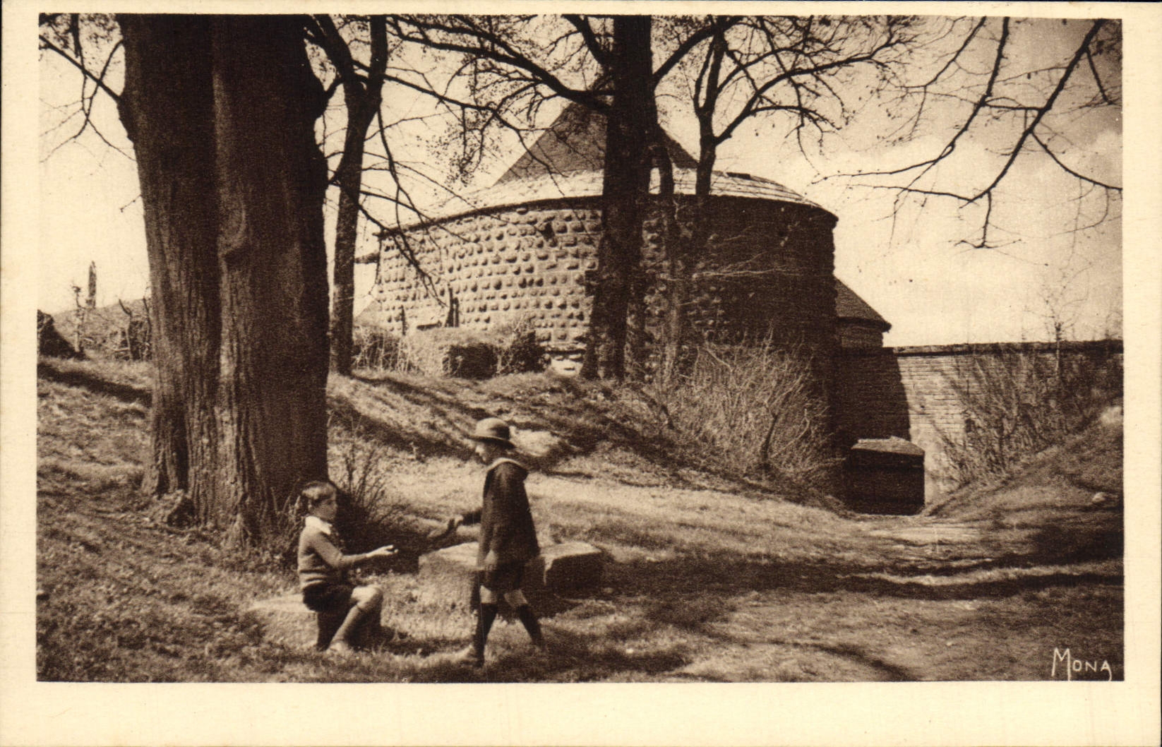 CPA Les Petits Tableaux De Langres Tour Navarre Et Tour d'Orval Enfants