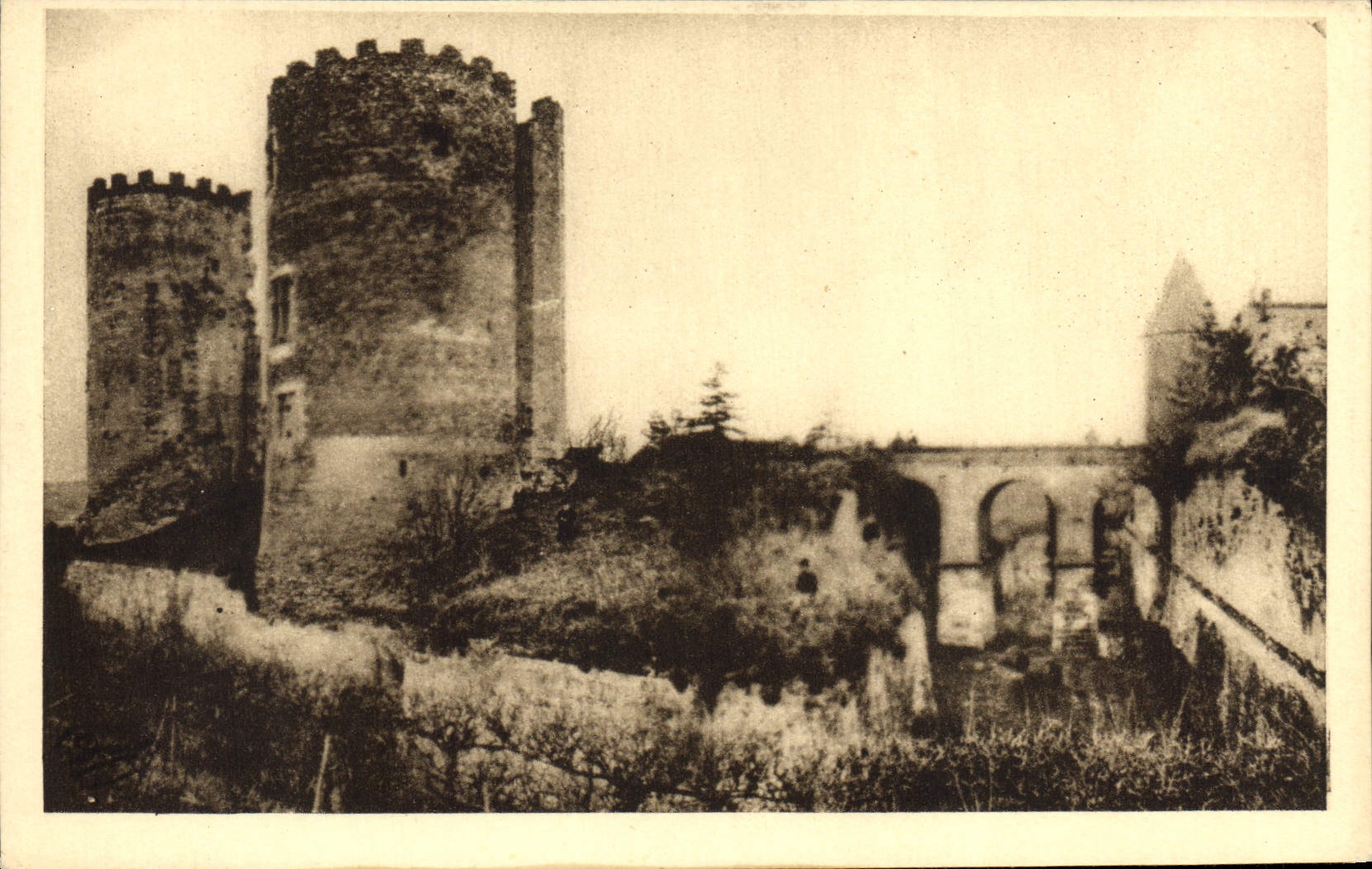 CPA Tours Et Douves Du Chateau feodal De Cinq Mars