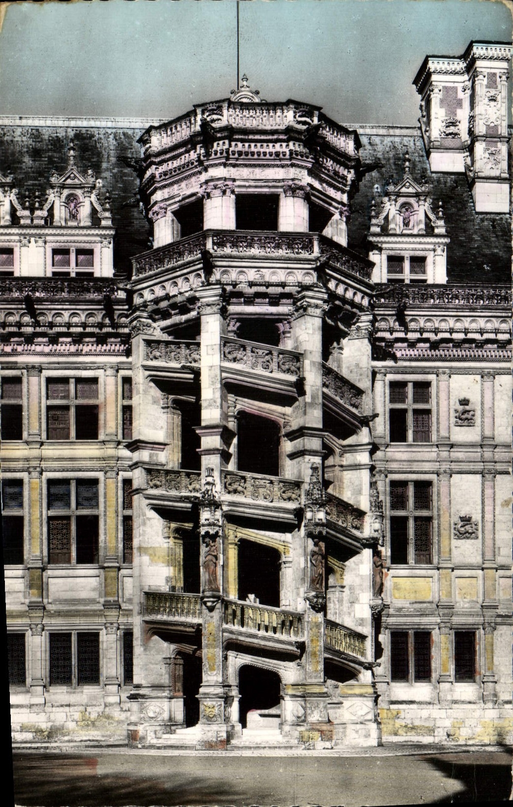 CPM Le chateau de De Blois L'Escalier D'Honneur orne Des Emblemes De Francois 1er et de Claude de France