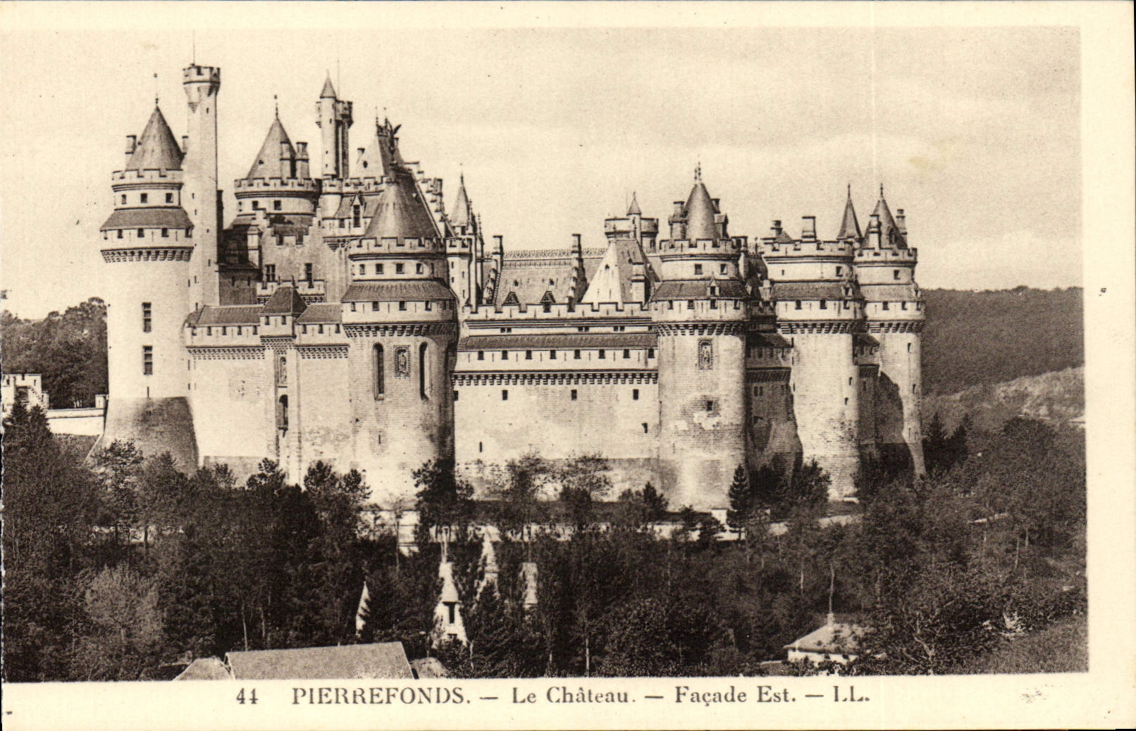 La POSTAL Pierrefonds de la VENDIMIA el ataque frontal del castillo es