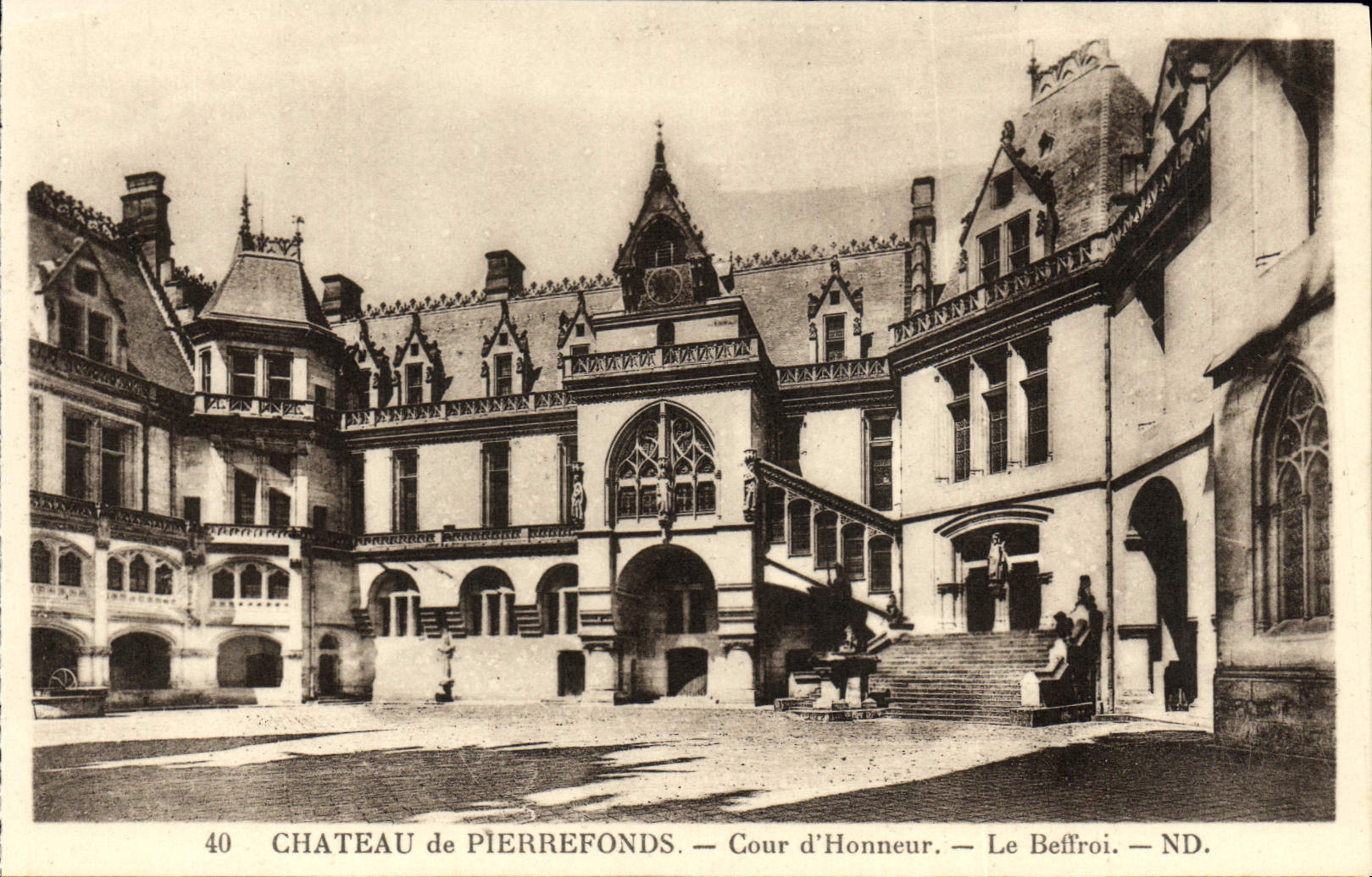 CPA Cour De Pierrefonds Cour d'Honneur Le Beffroi
