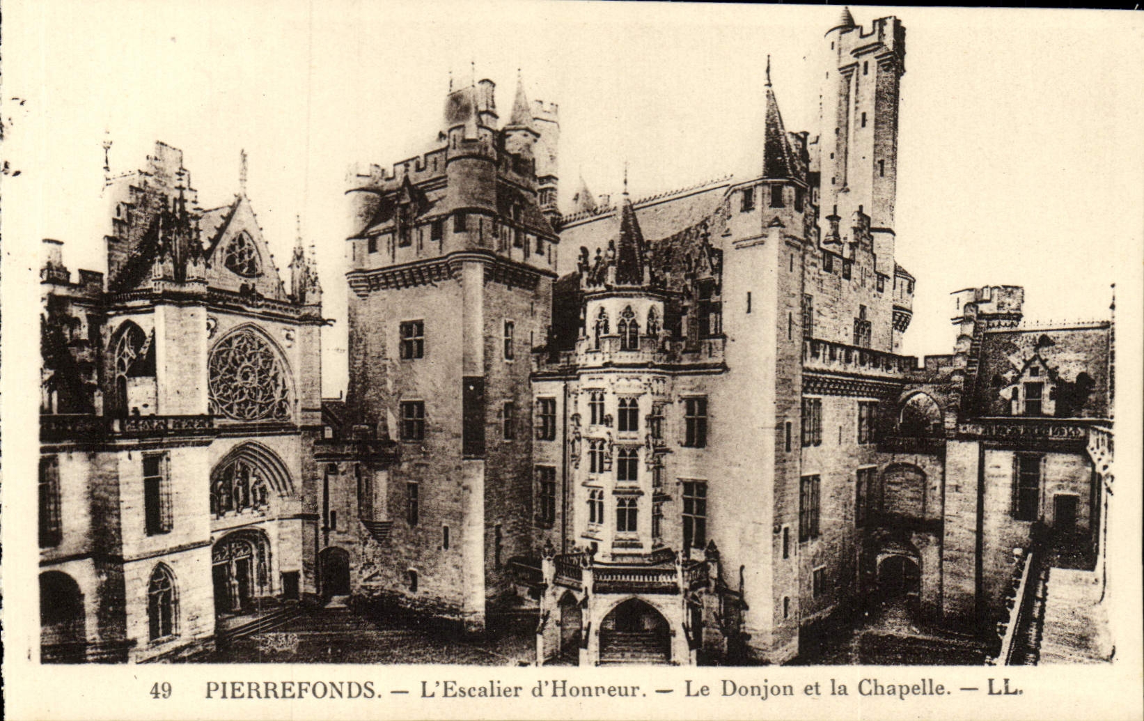 CPA Pierrefonds L'Escalier D'Honneur Le Donjon Et La Chapelle