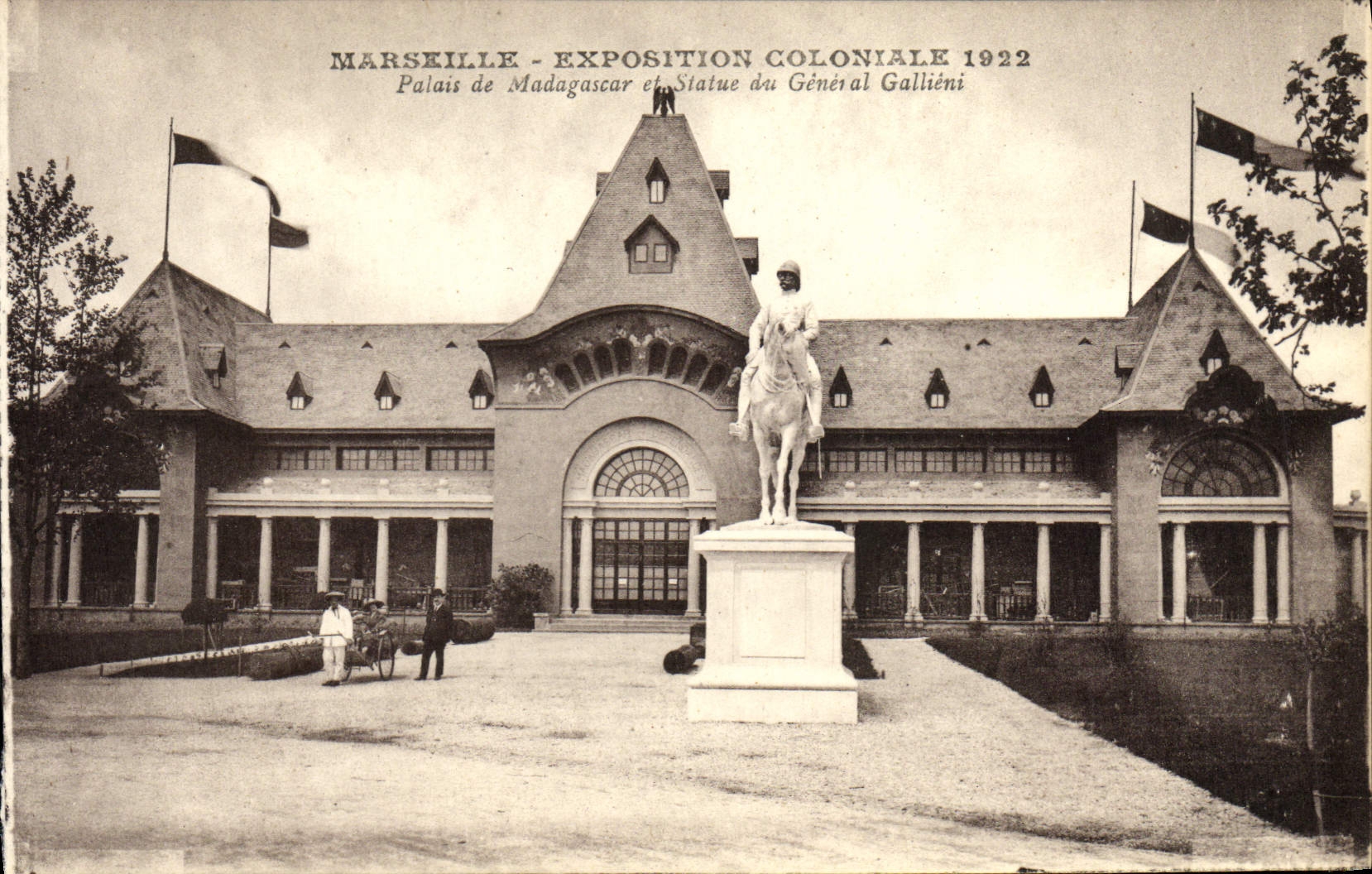 CPA Marseille Exposition Coloniale 1922 palais de Madagascar et statue du General Gallieni
