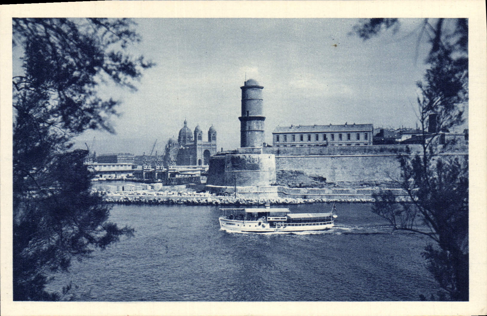 CPA Marseille Le Fort Saint Jean et la Cathedrale