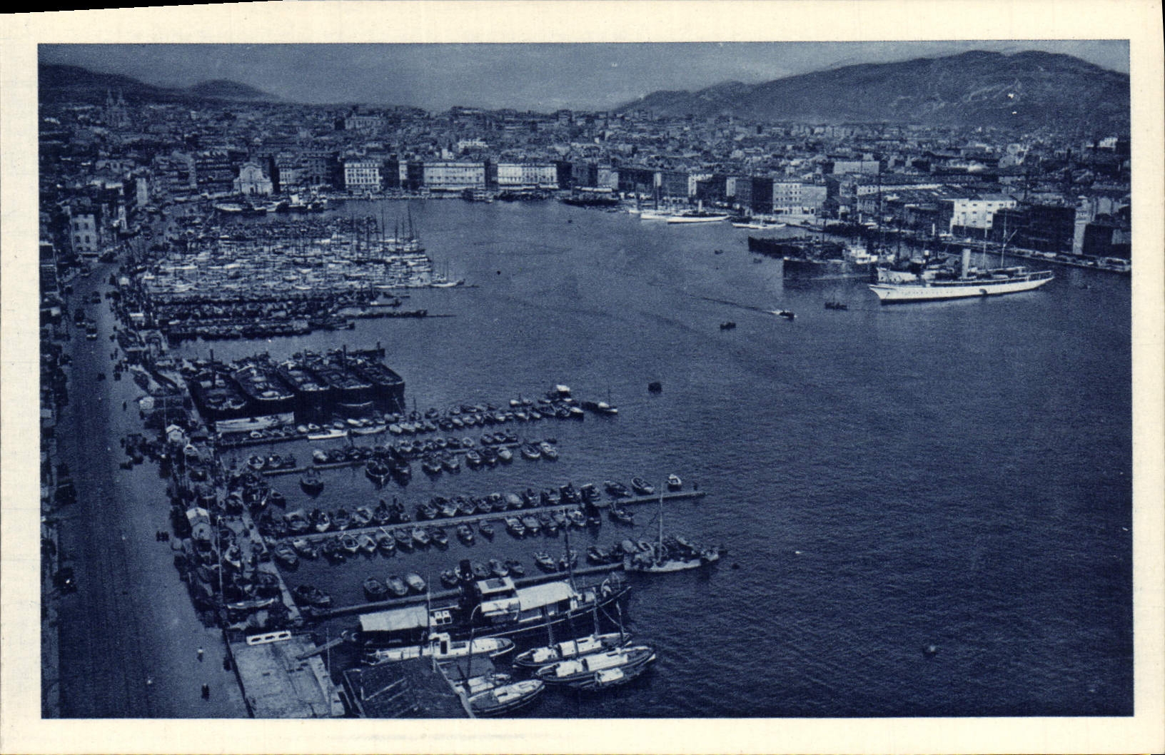 CPA Marseille Vue Generale du Vieux Port Bateaux