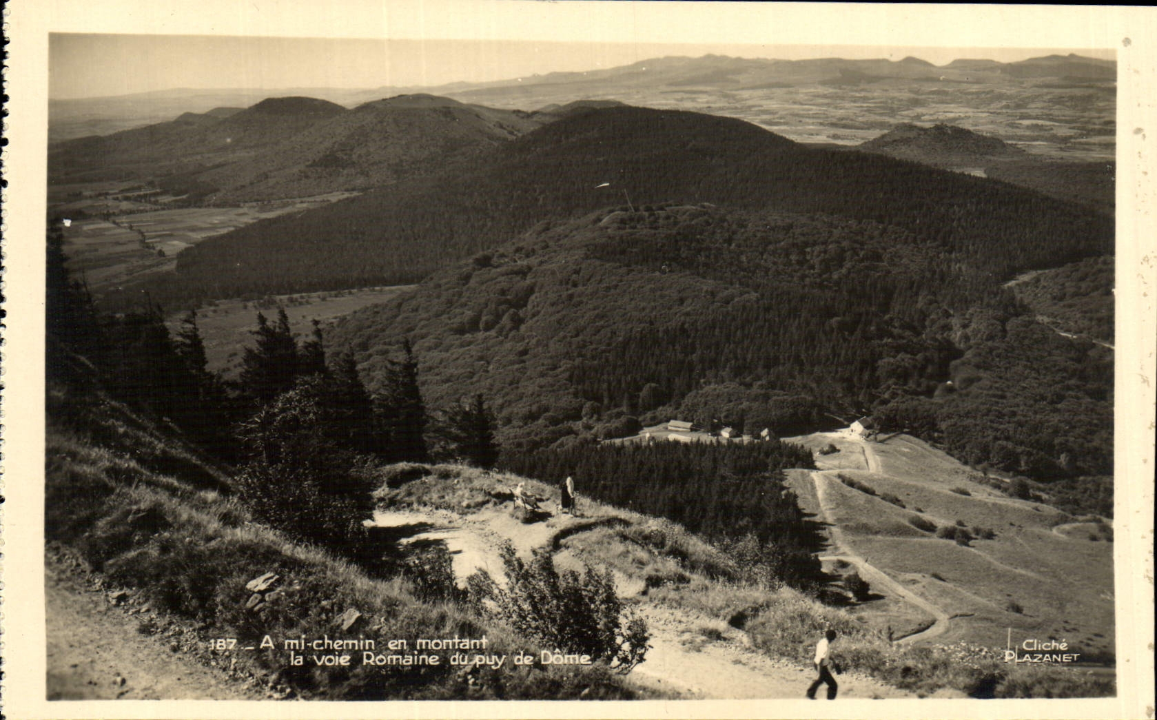 CPA Puy de Dome A Chemin en Montant la Voie Romaine