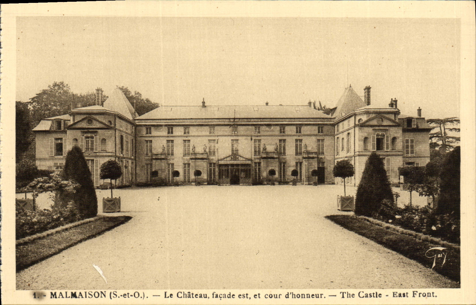 CPA Malmaison Le Chateau Facade est et Cour d'Honneur