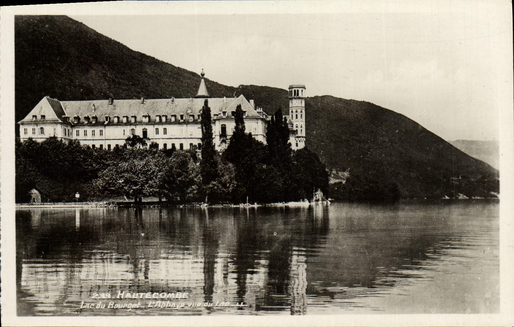 CPA Hautecombe Lac du Bourget L'abbaye vue du lac