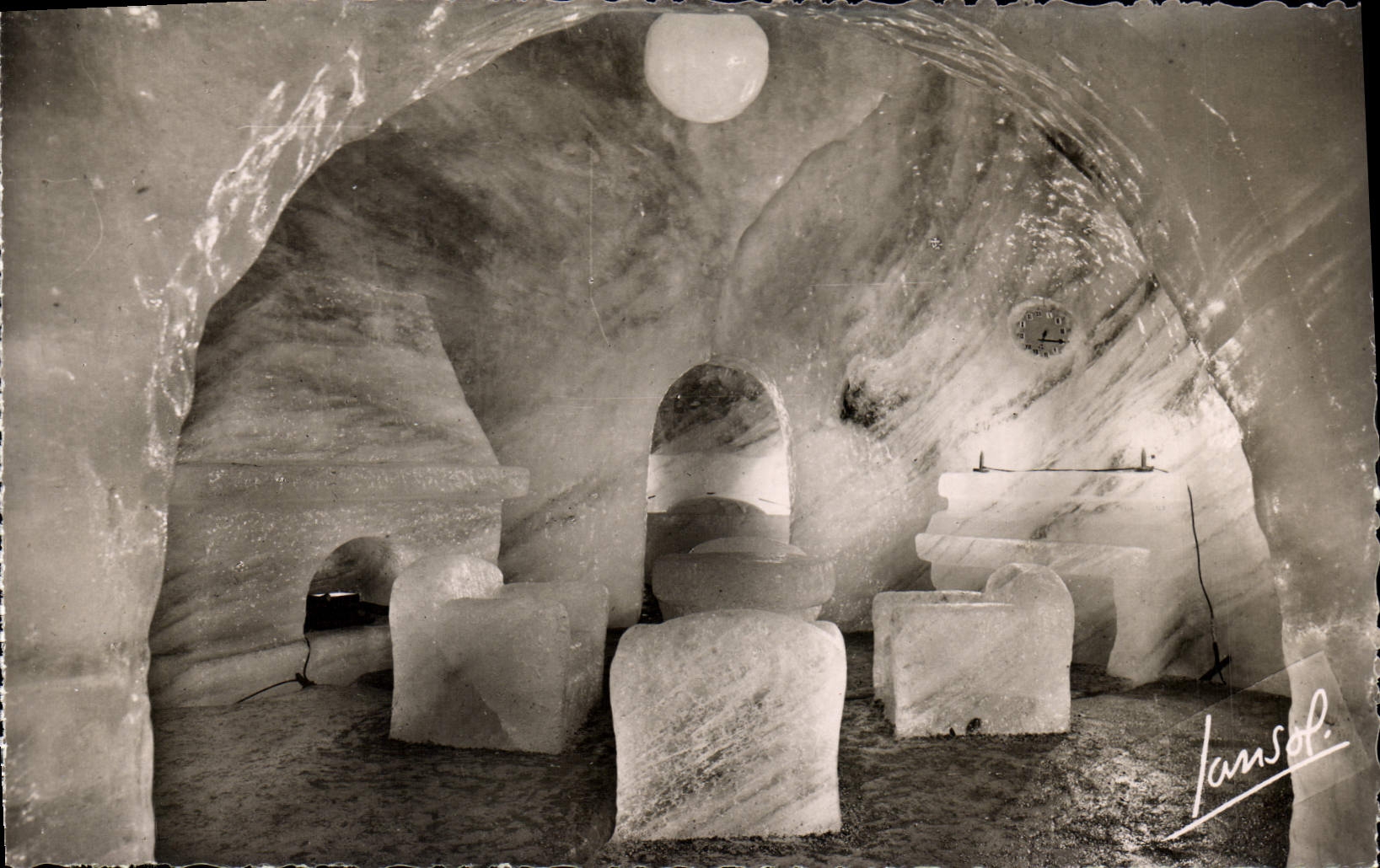 CPM Chamonix Le Montenvers La grotte de la mer de glace La salle a manger