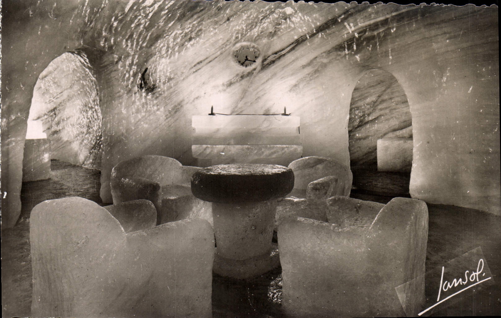 CPM Chamonix Le Montenvers La grotte de la mer de glace La salle a manger