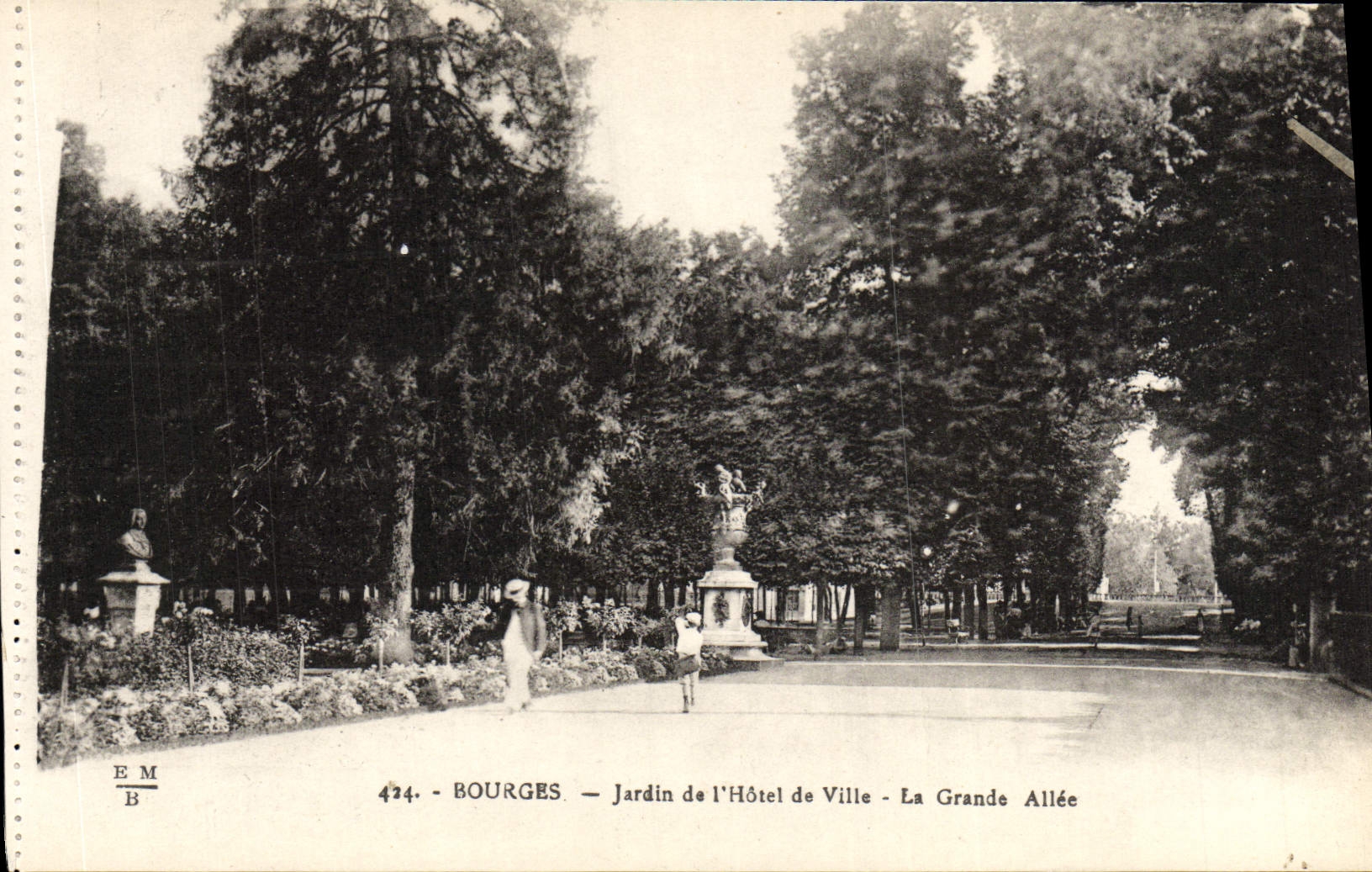 Jardín de Bourges de la POSTAL de la VENDIMIA del ayuntamiento el callejón grande