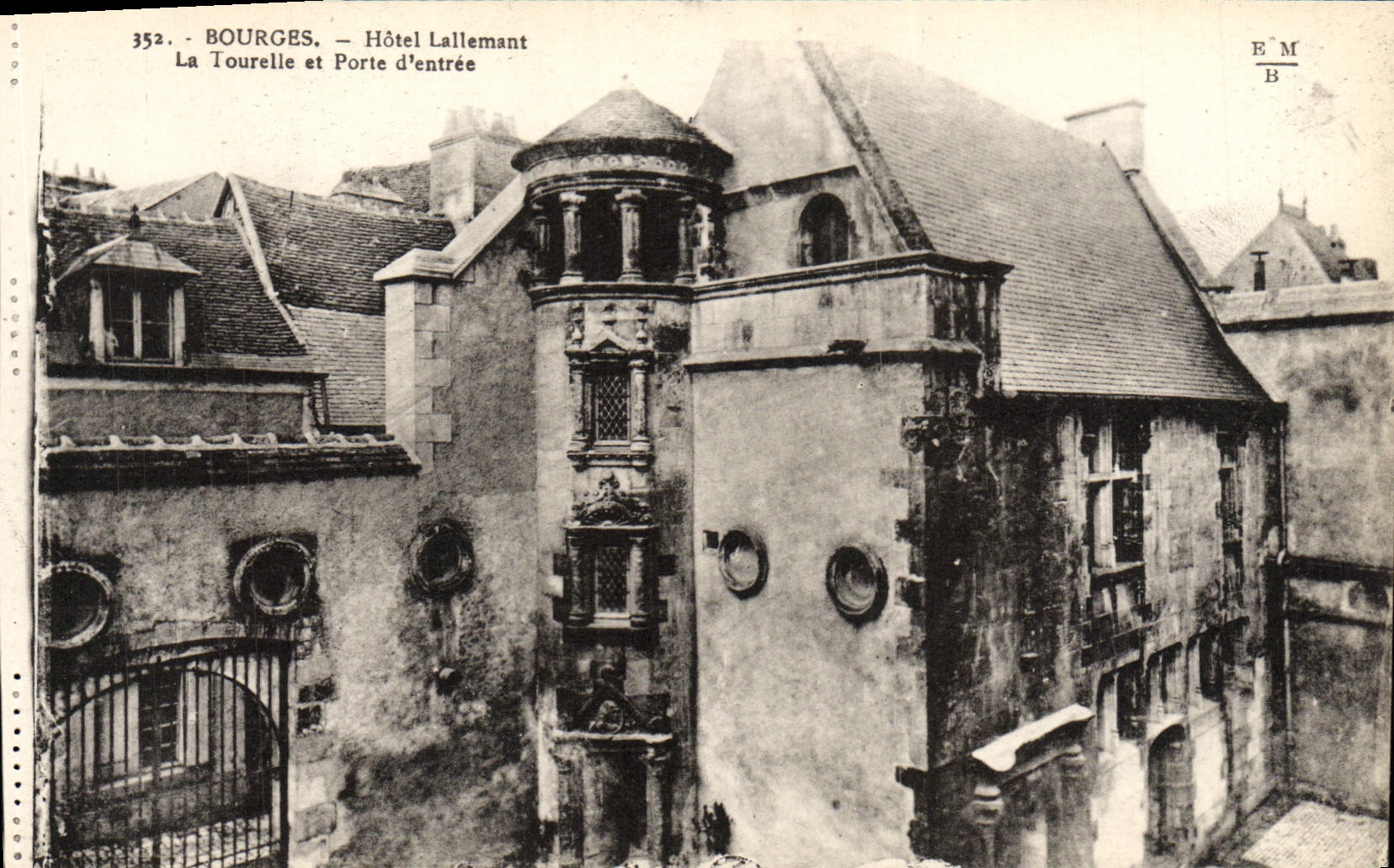 Hotel de Bourges Lallemant de la POSTAL de la VENDIMIA la torrecilla y la puerta principal