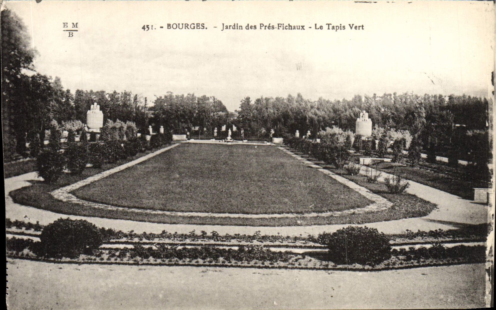 Jardín de Bourges de la POSTAL de la VENDIMIA de Fichaux cercano la alfombra verde