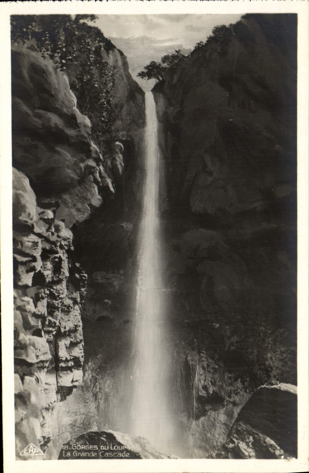 VINTAGE POSTCARD Falls Of the Wolf the large cascade