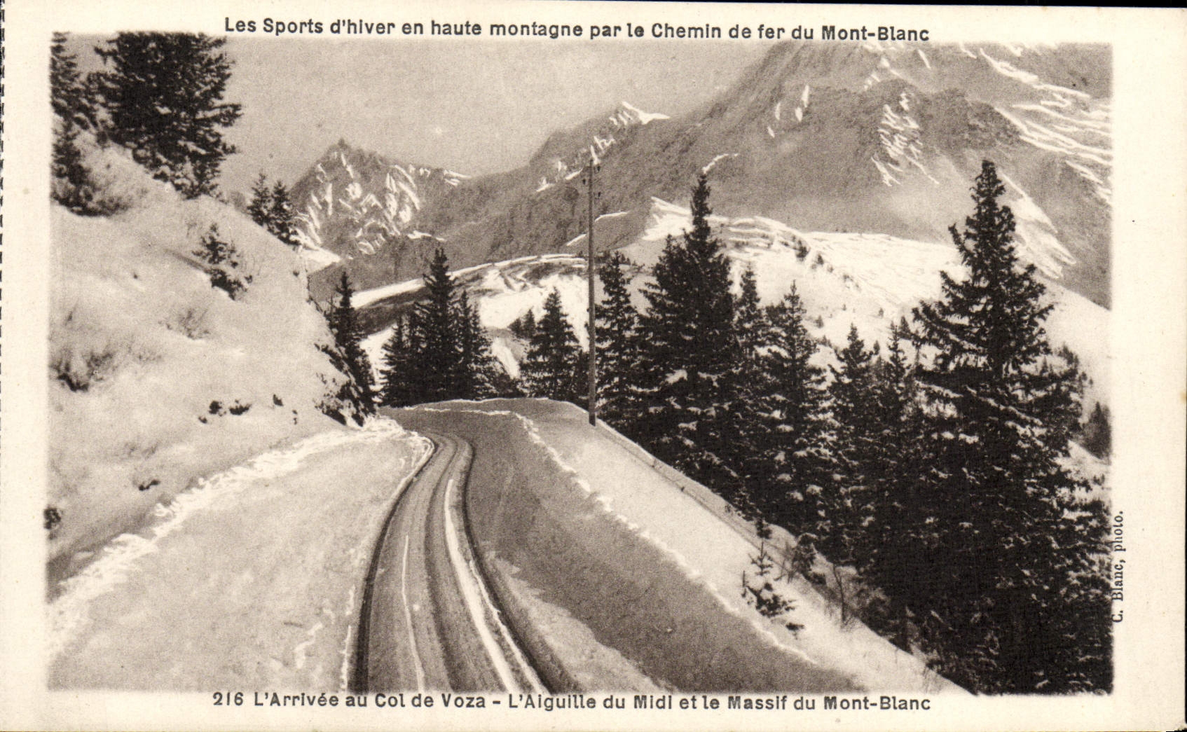 CPA Les Sports d'Hiver Montagne Par le Chemin de Fer du Mont Blanc L'arrivee au col de Voza