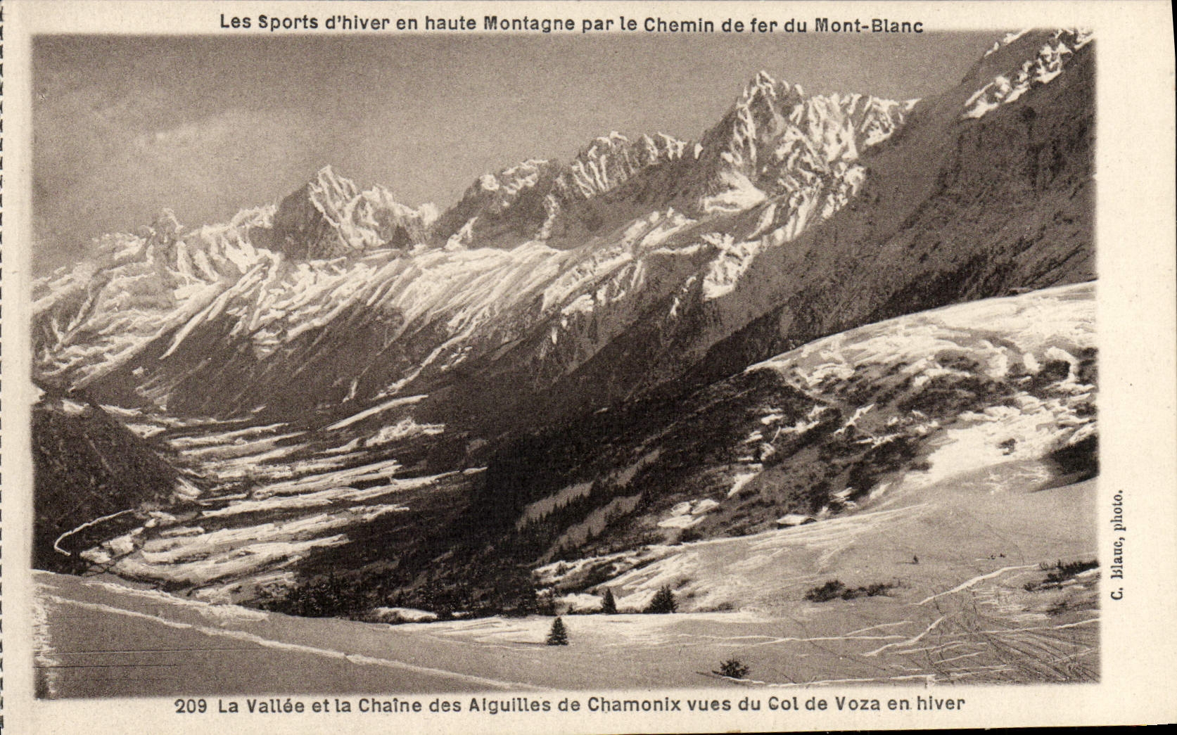 CPA Les Sports d'Hiver Montagne Par le Chemin de Fer du Mont Blanc La vallee et la chaine des aiguilles de Chamonix 