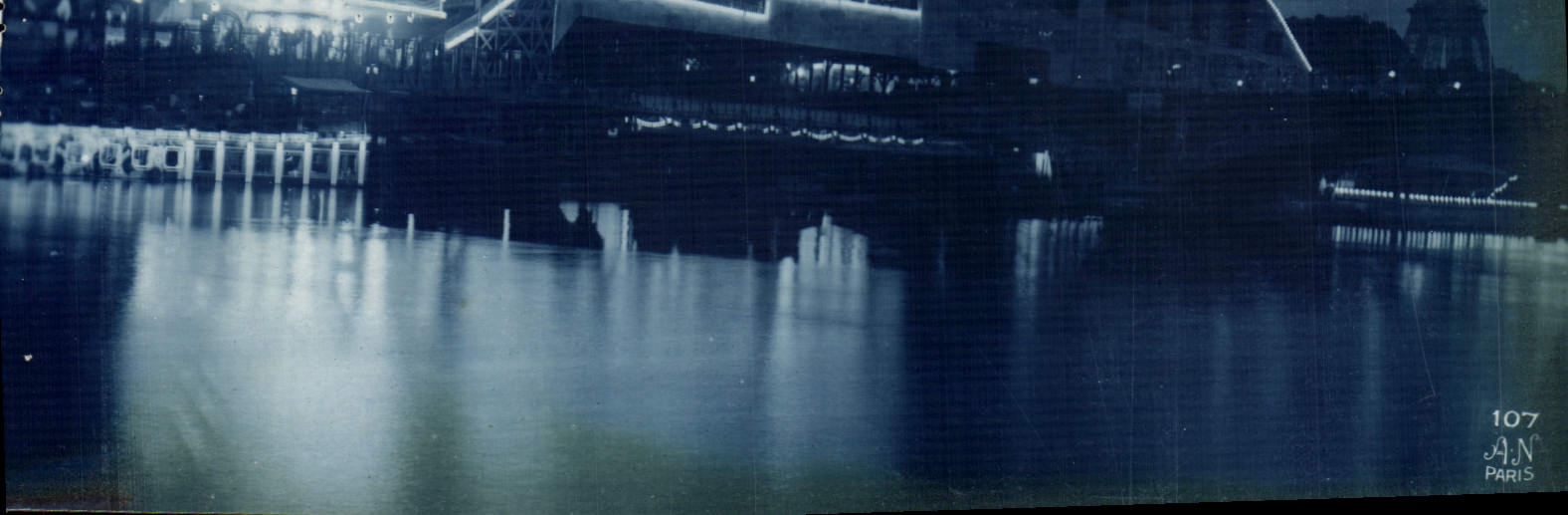 CPA Paris Exposition des Arts Decoratifs 1925 Vue de nuit Tour Eiffel