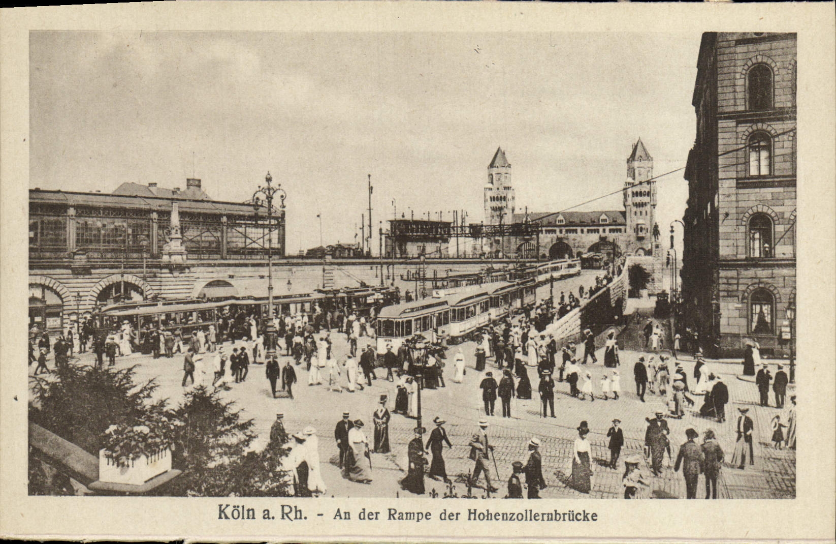 Tranvía de Hohenzollernbrucke del der de los arrastres del año DER el derecho de Koln de la POSTAL de la VENDIMIA