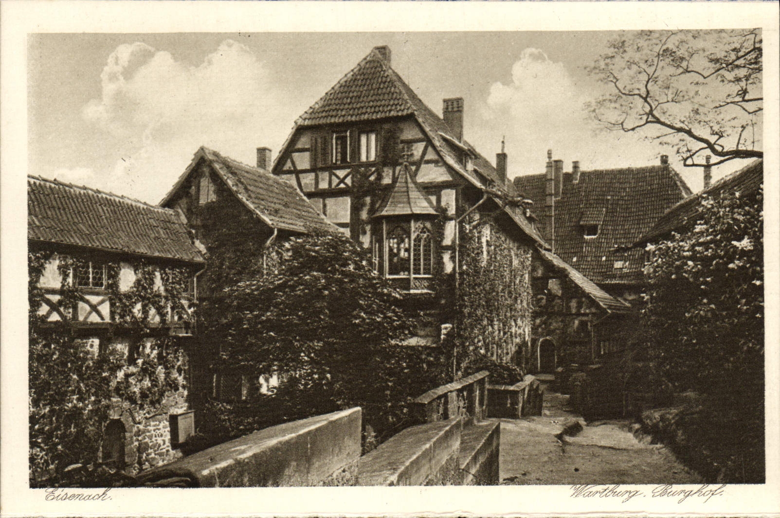 VINTAGE POSTCARD Eisenach Wartburg Burghof