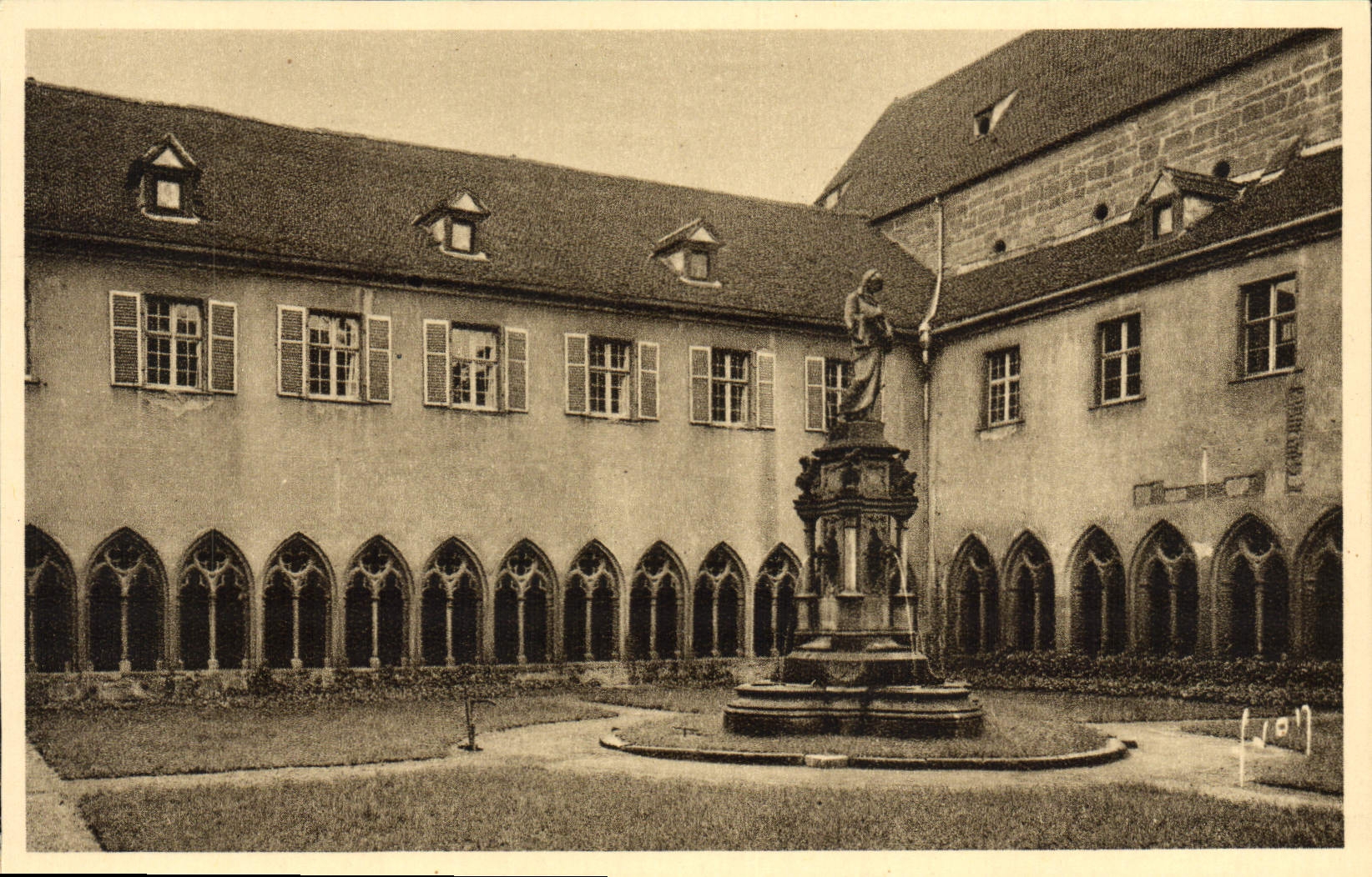 CPA Colmar Musee Interlinden ou Schongauer Cloitre de l'ancien couvent des Dominicaines