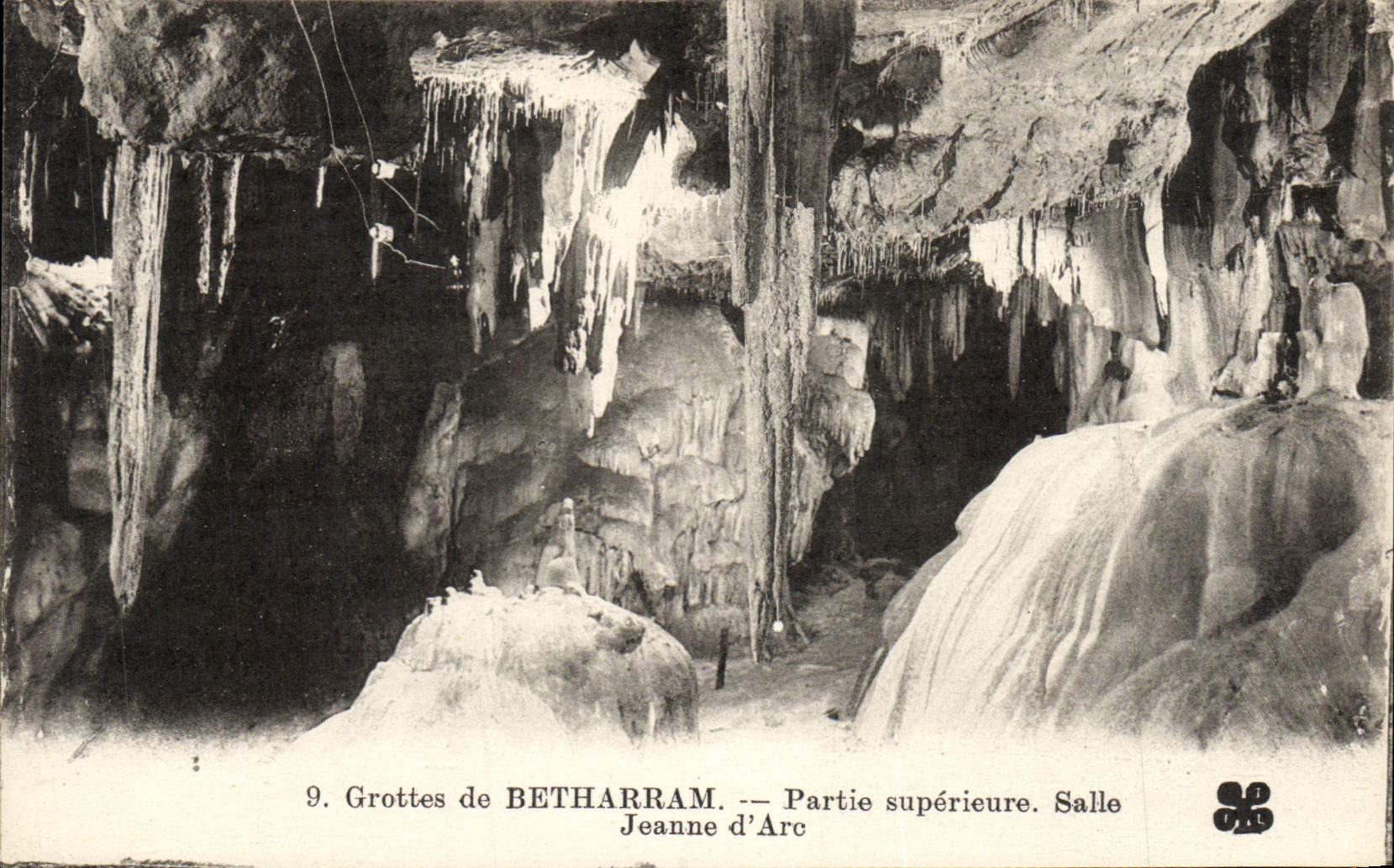 VINTAGE POSTCARD Caves of Betharram Upper part Jeanne Room of arc