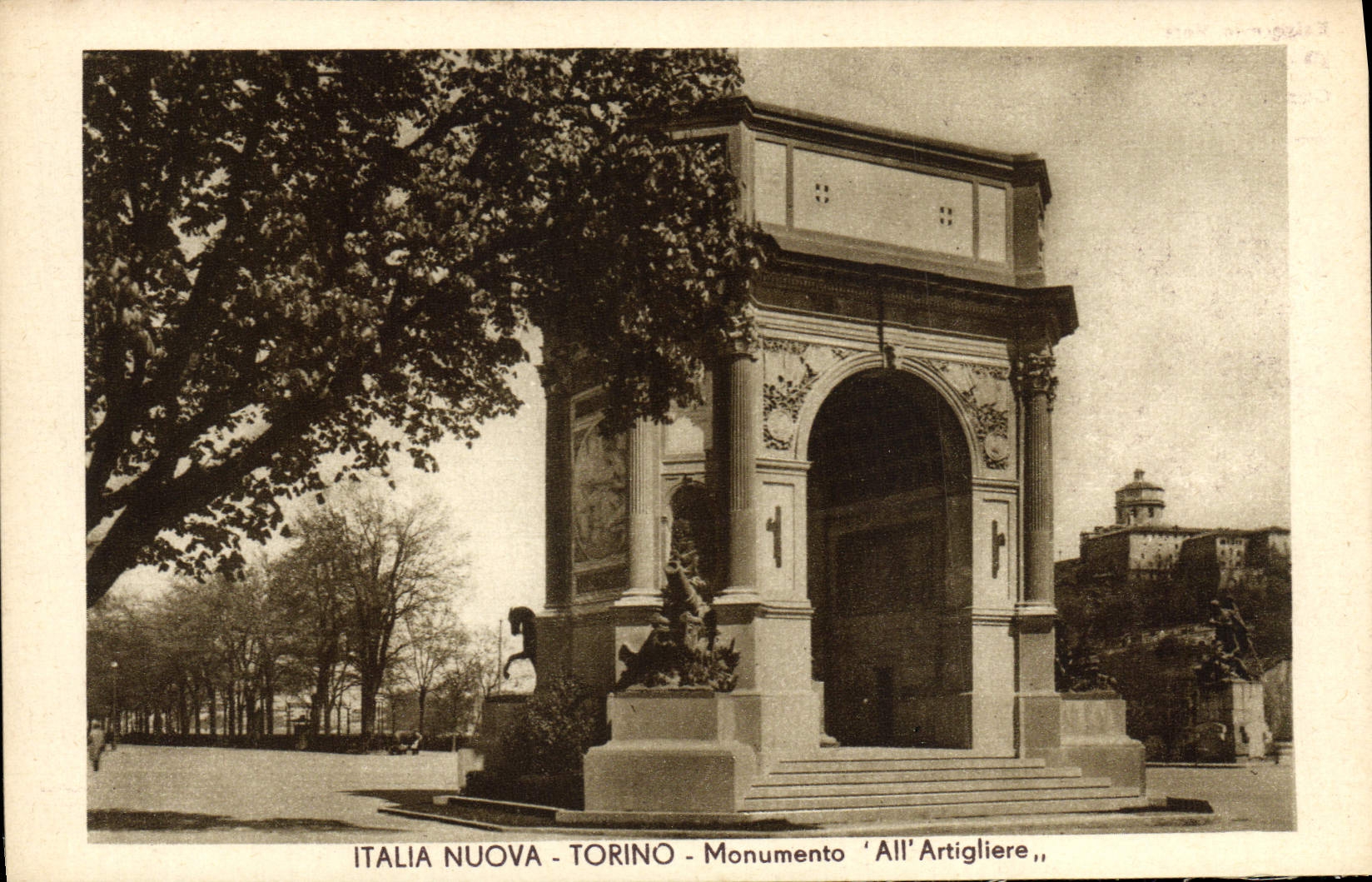 VINTAGE POSTCARD Italia Nuova Torino Monumento All Artigliere