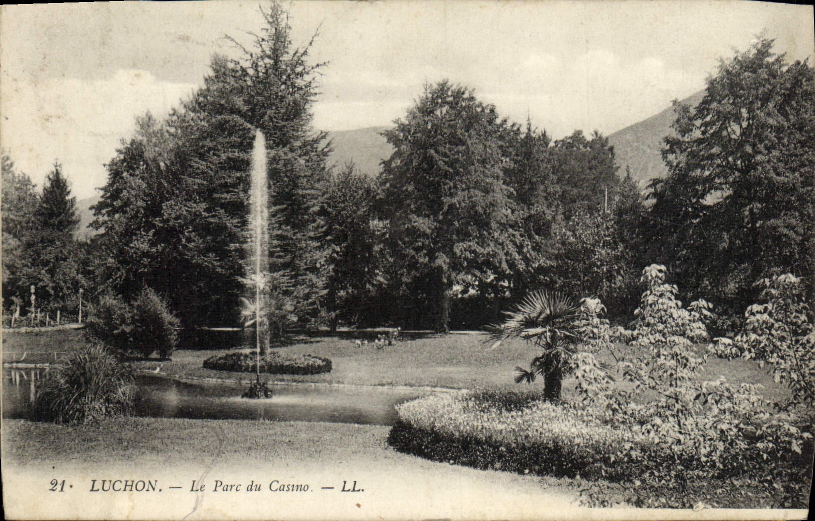 VINTAGE POSTCARD Luchon the Park of the Casino