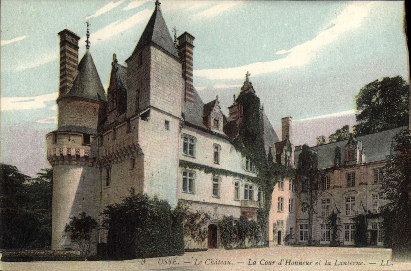 VINTAGE POSTCARD Worn the Castle Main courtyard And the Lantern