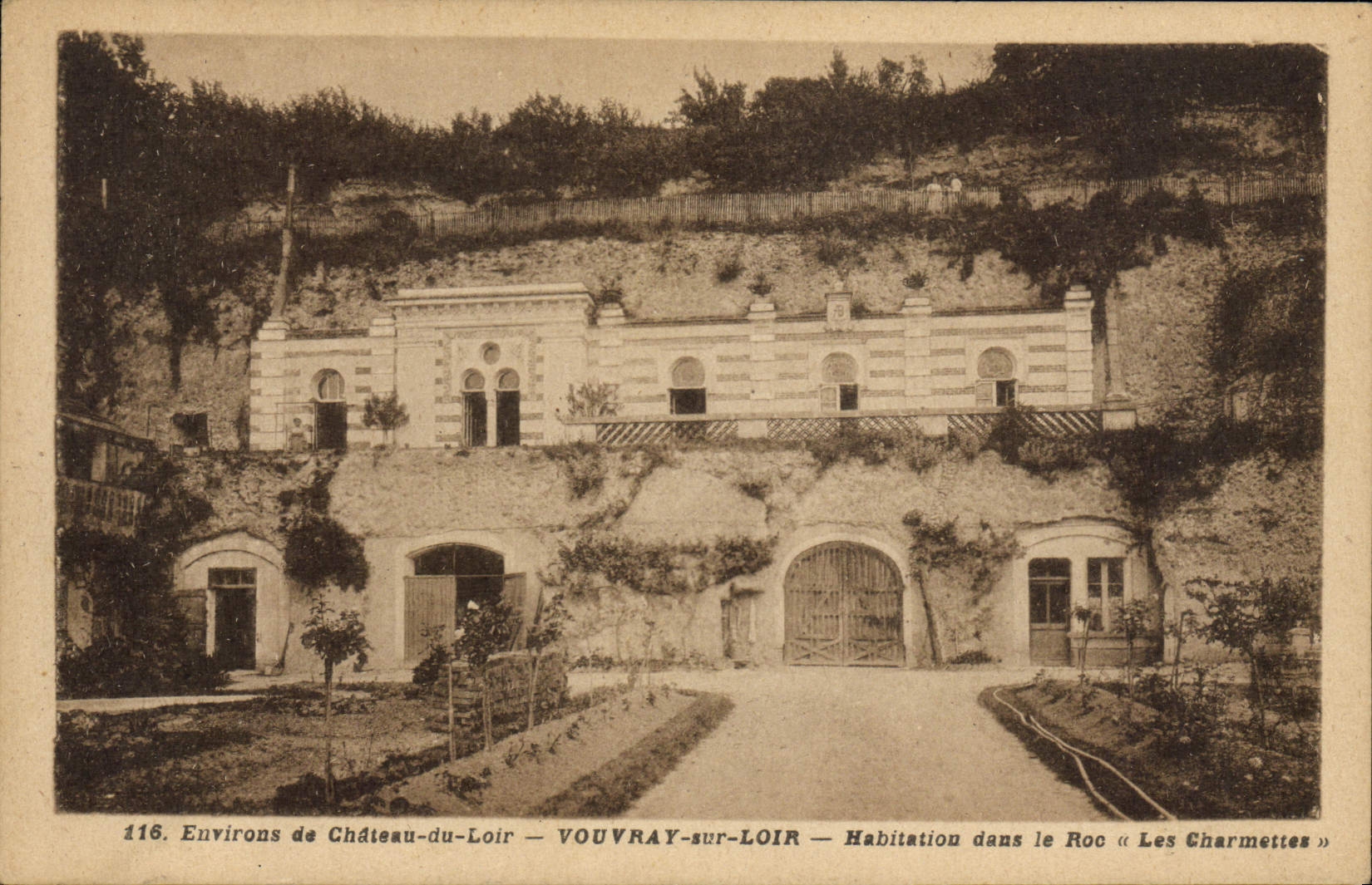 Alrededores de la POSTAL de la VENDIMIA del castillo del Dormouse de Vouvray en la vivienda del Dormouse en la roca Charmettes