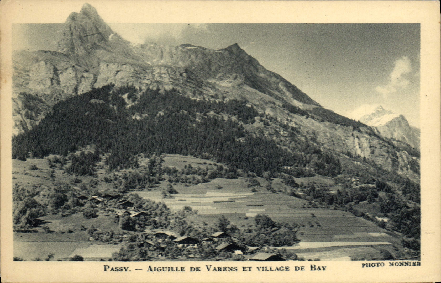 CPA Passy Aiguille De Varens Et Village De Bay