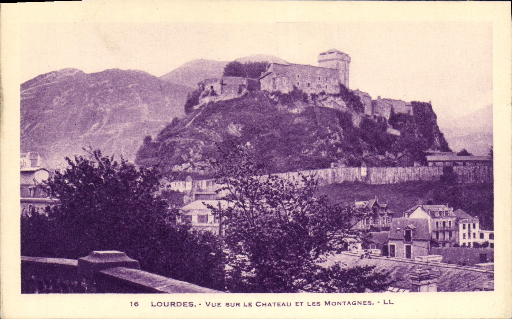 VINTAGE POSTCARD Heavy Sight On the Castle And the Mountains