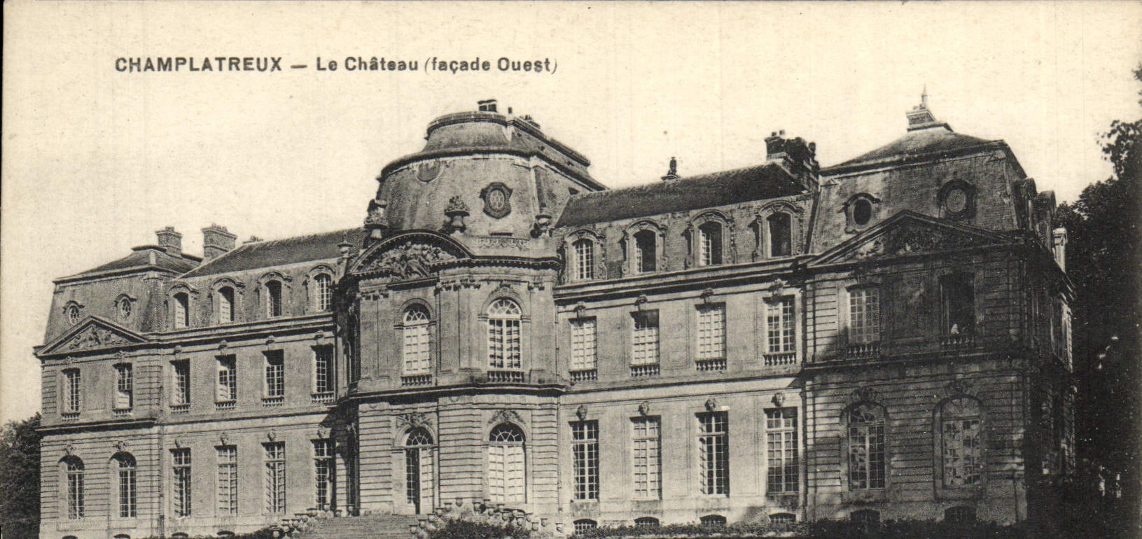 VINTAGE POSTCARD Champlatreux the Castle
