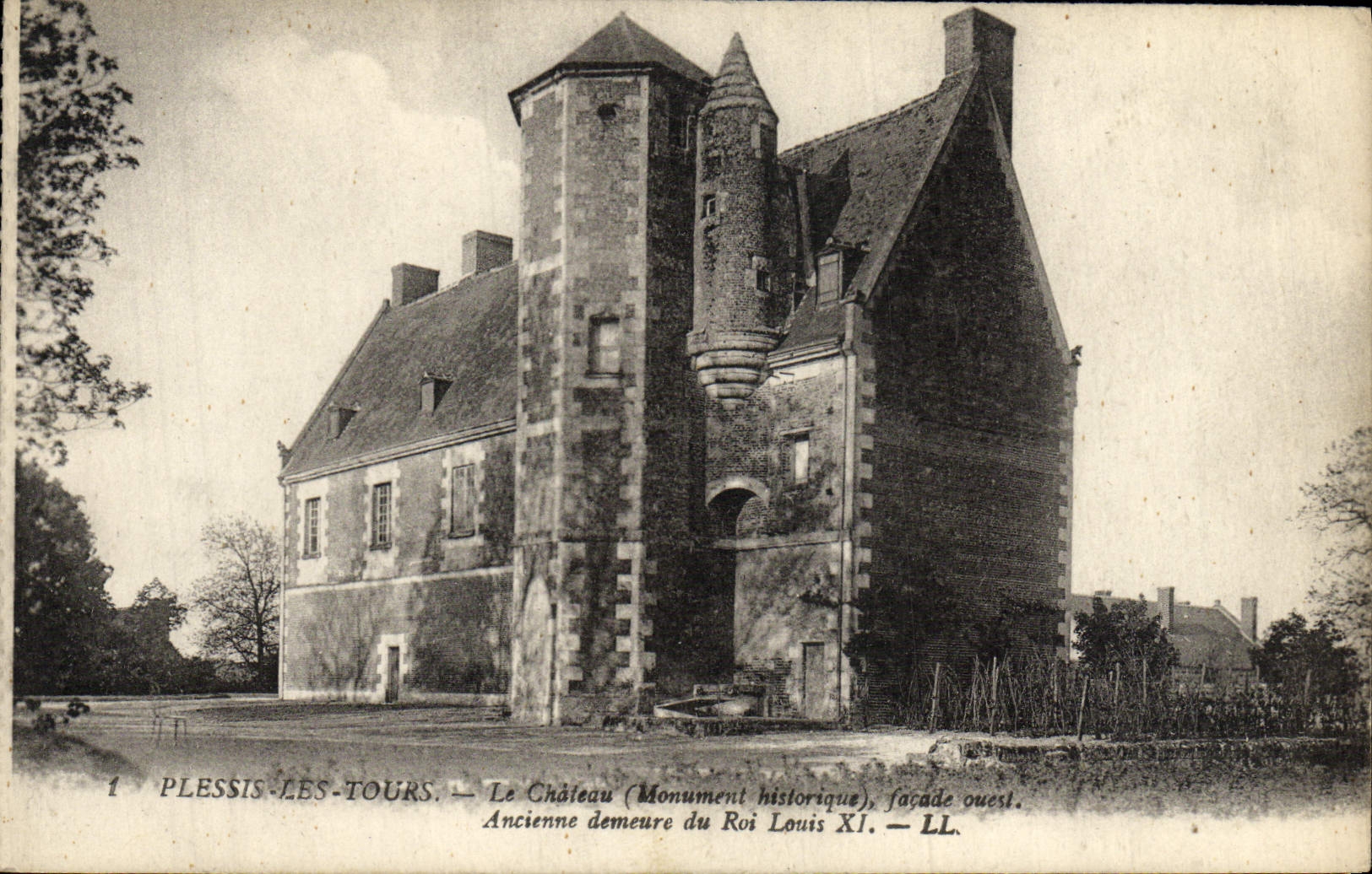 VINTAGE POSTCARD Plessis Tours the Castle Old Residence Of the King Louis XI