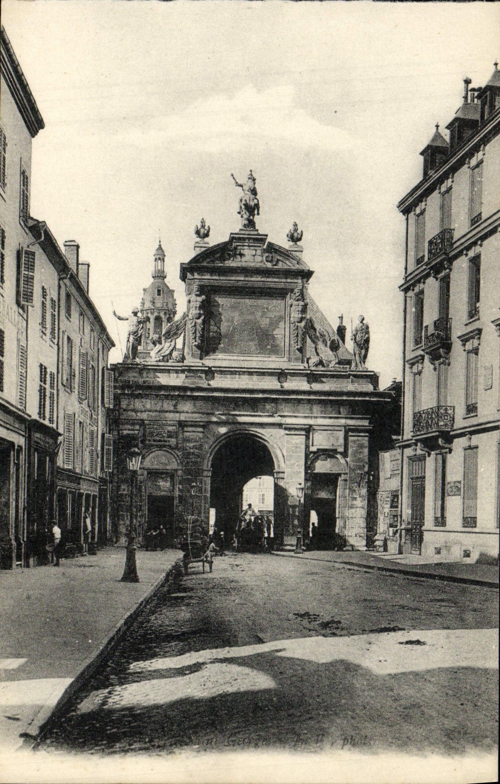 VINTAGE POSTCARD monumental Arch