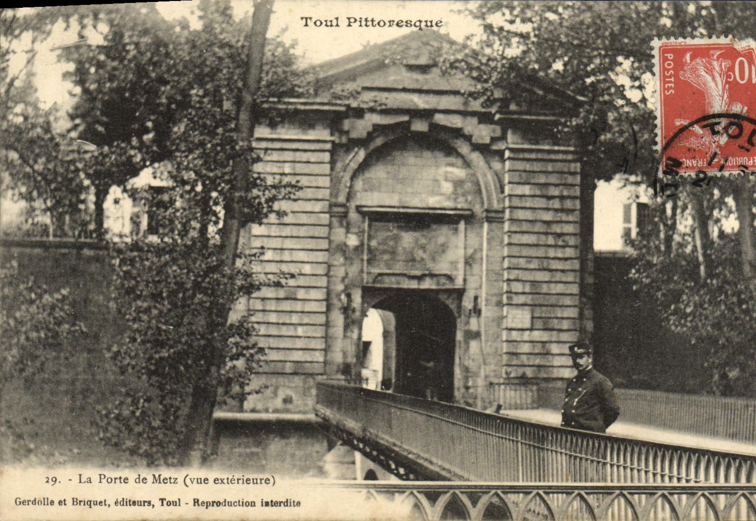 POSTAL Toul pintoresco de la VENDIMIA la puerta del militaria del soldado de Metz