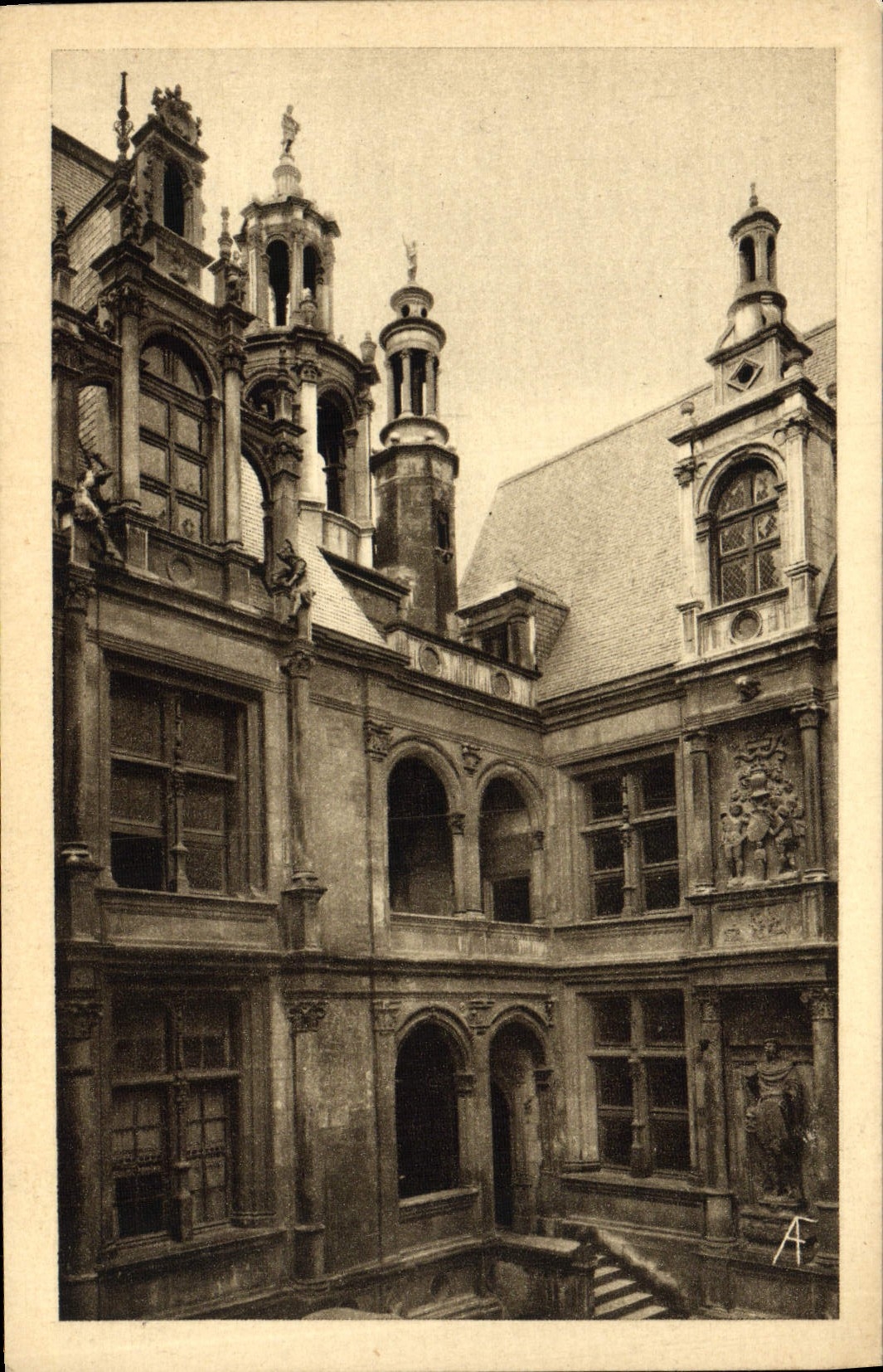 CPA Le Pays Normand Caen Cour De L'Hotel D'Escoville