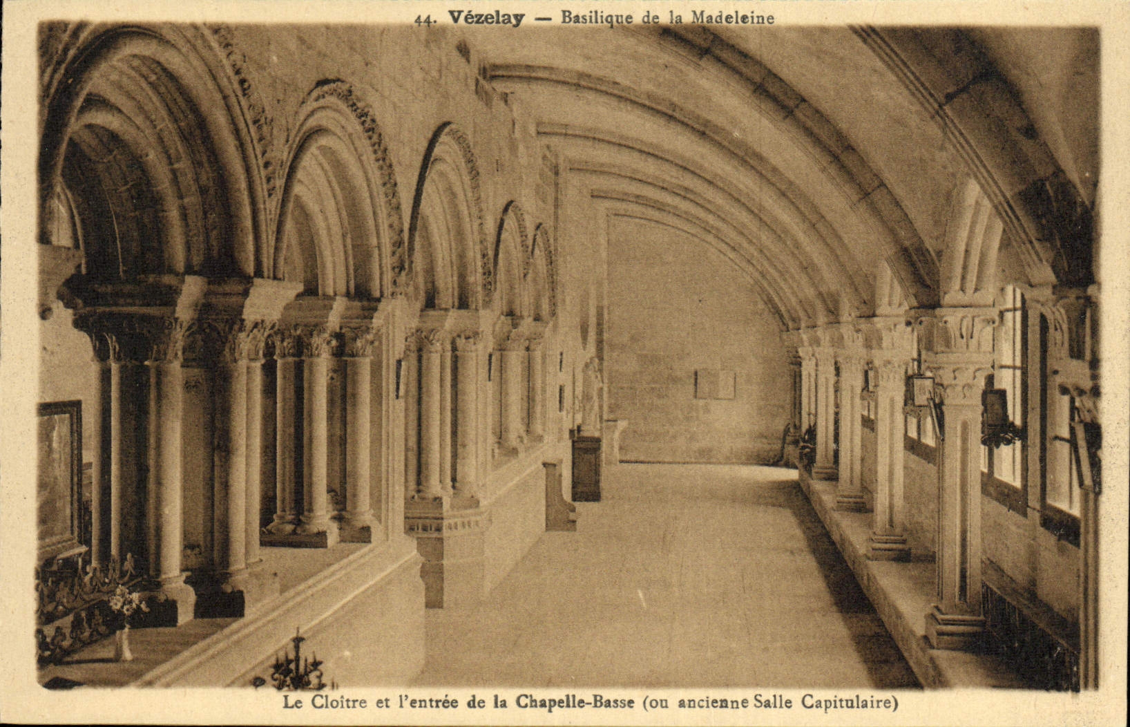Basílica de Vezelay de la POSTAL de la VENDIMIA de la Madeleine el claustro y la entrada de la cámara acorazada baja o de la casa vieja del capítulo