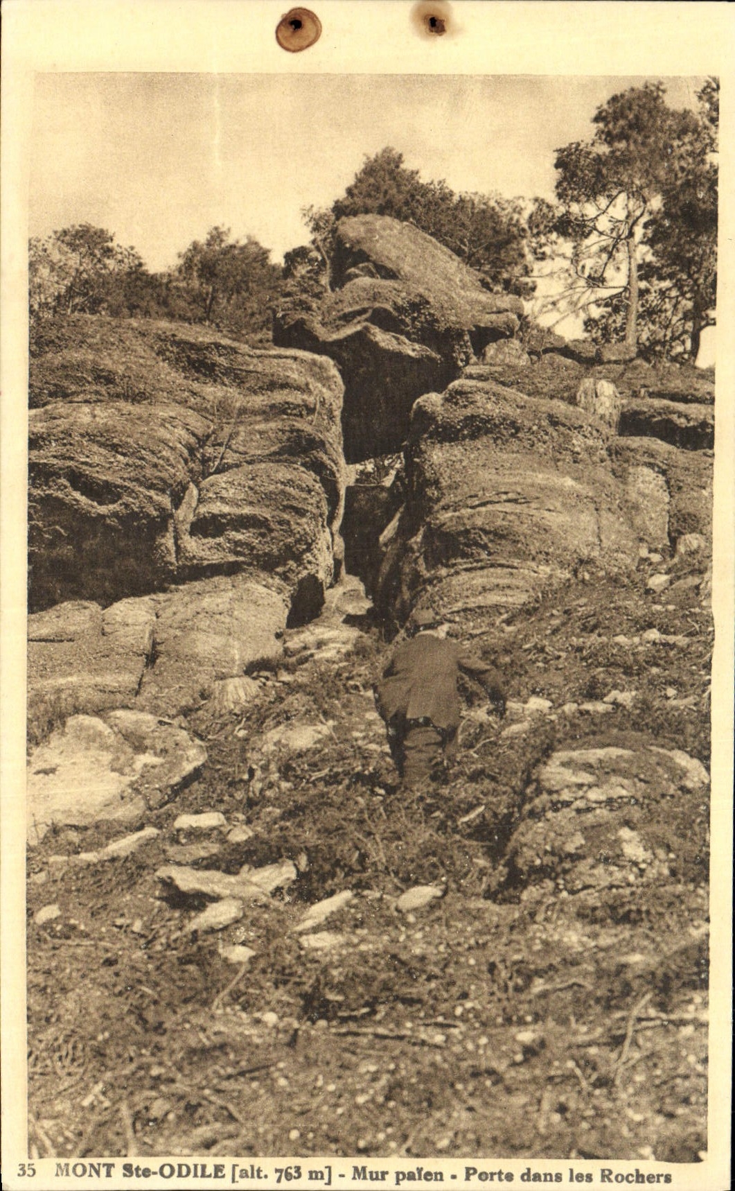 POSTAL Mont co de la VENDIMIA. La MUR Palen de Odile lleva adentro las rocas