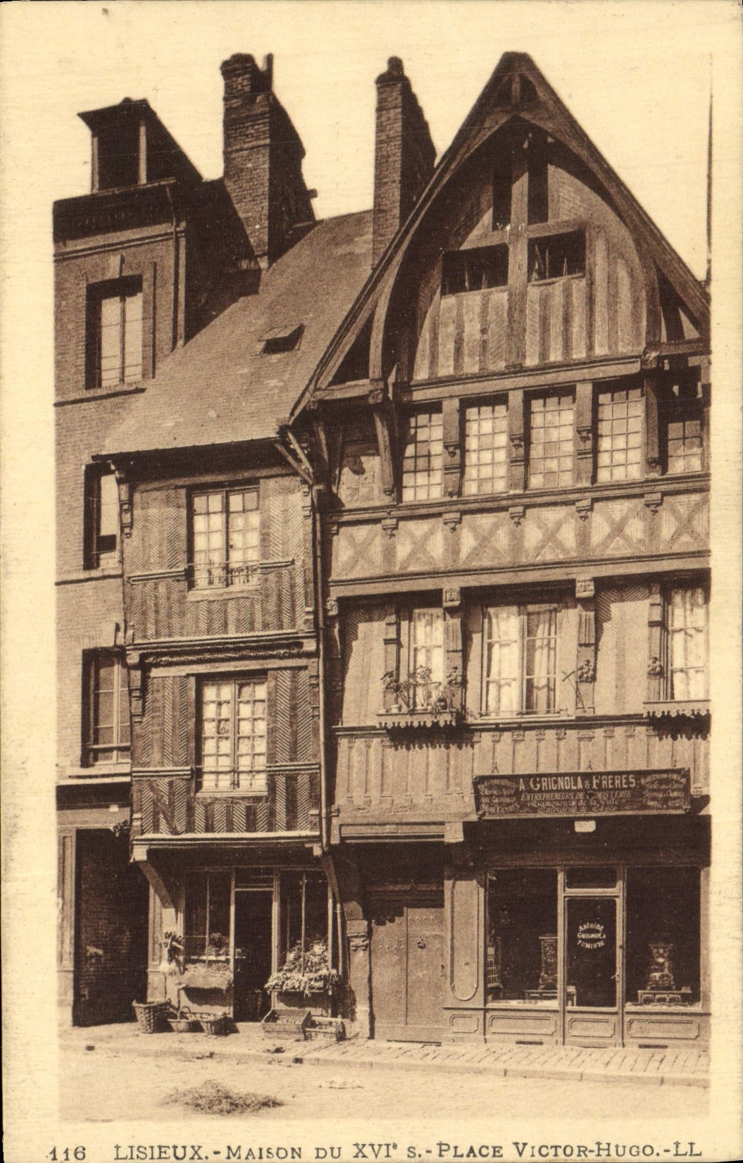 CPA Lisieux Maison du 16eme Place Victor Hugo