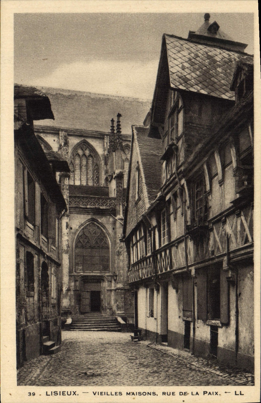 CPA Lisieux Vieilles Maisons Rue de la paix