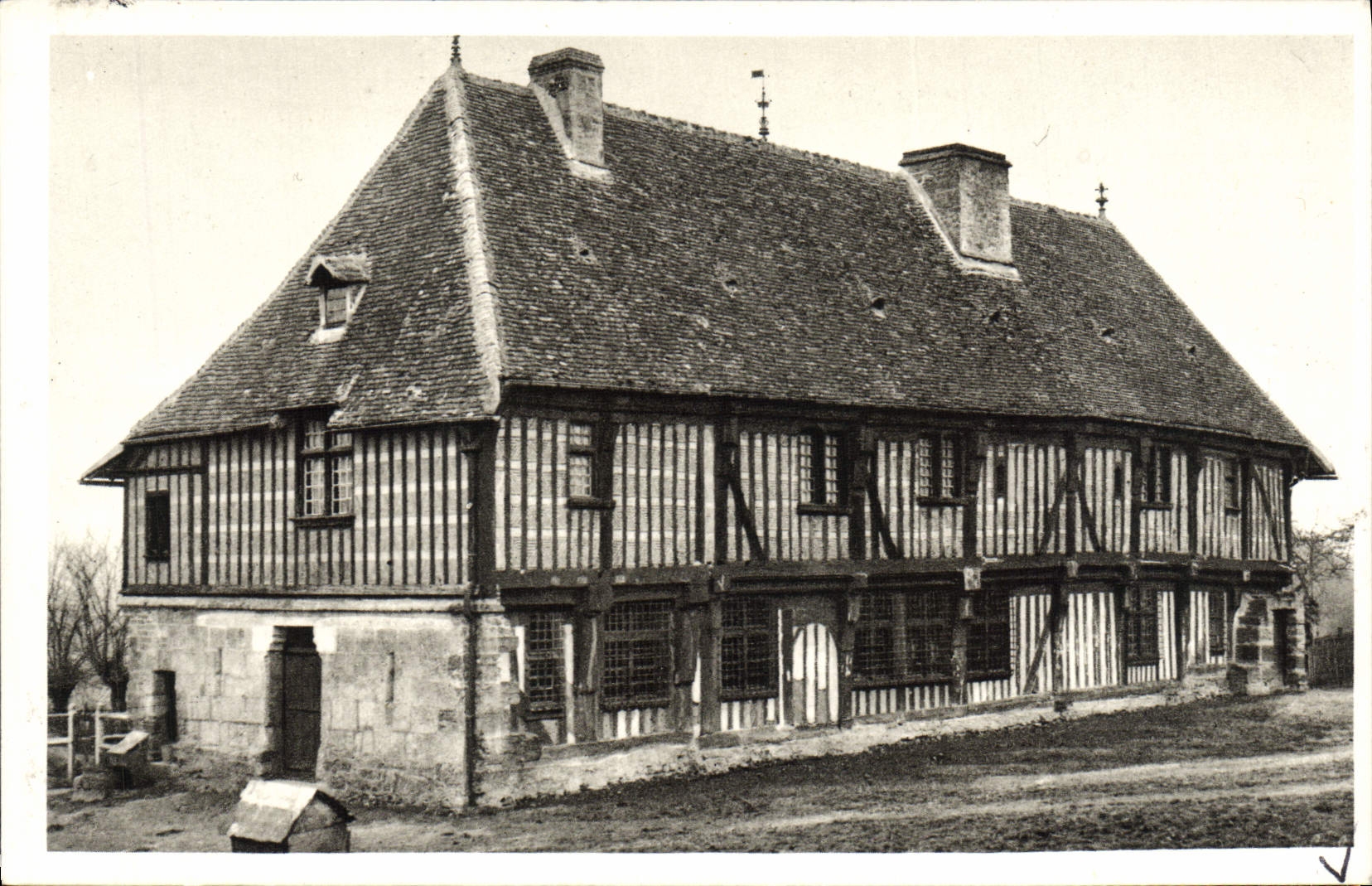 CPA Guerquesalles pres Vimoutiers La Cocardiere Facade Est