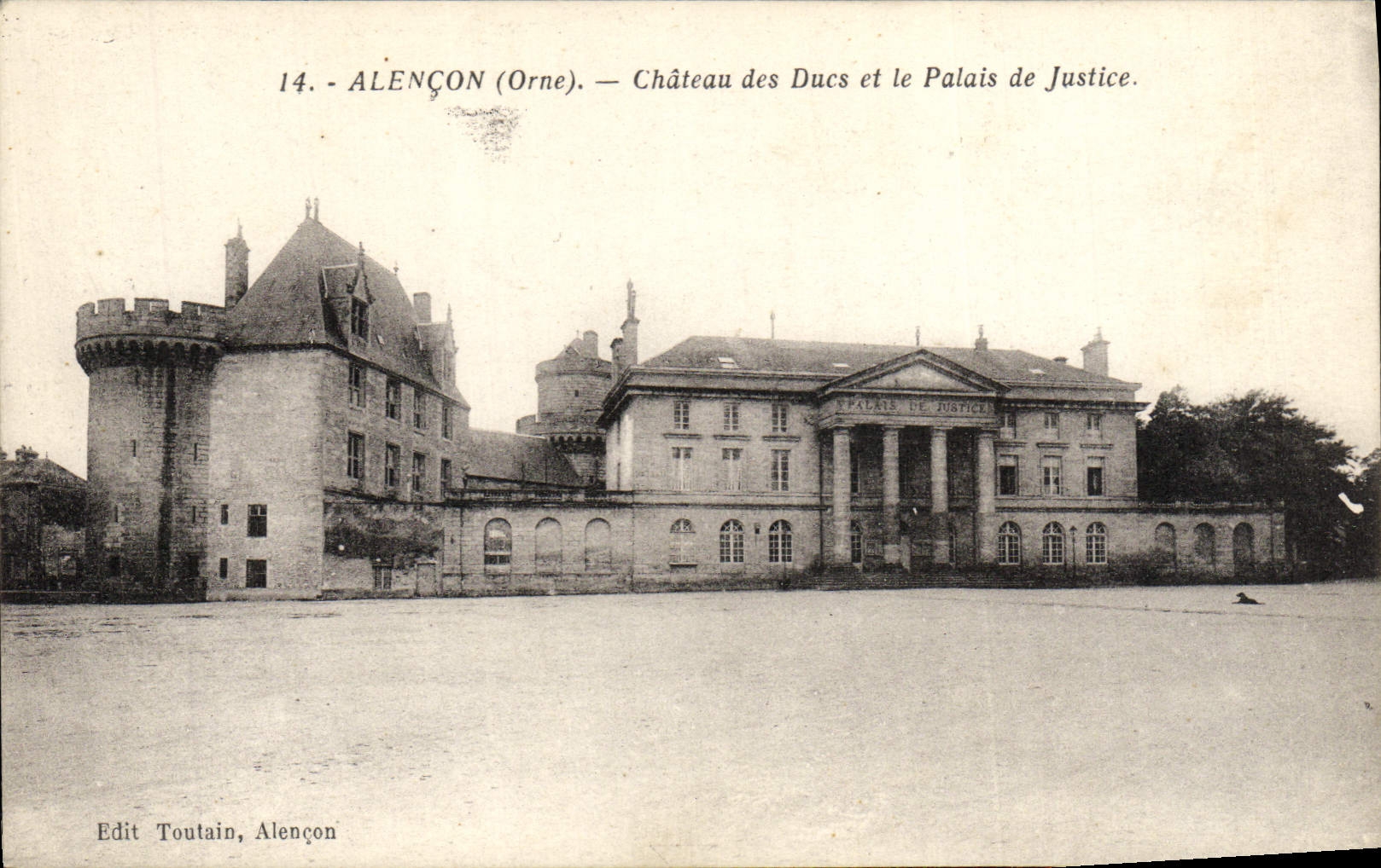 CPA Alencon Chateau des Ducs et le Palais de Justice