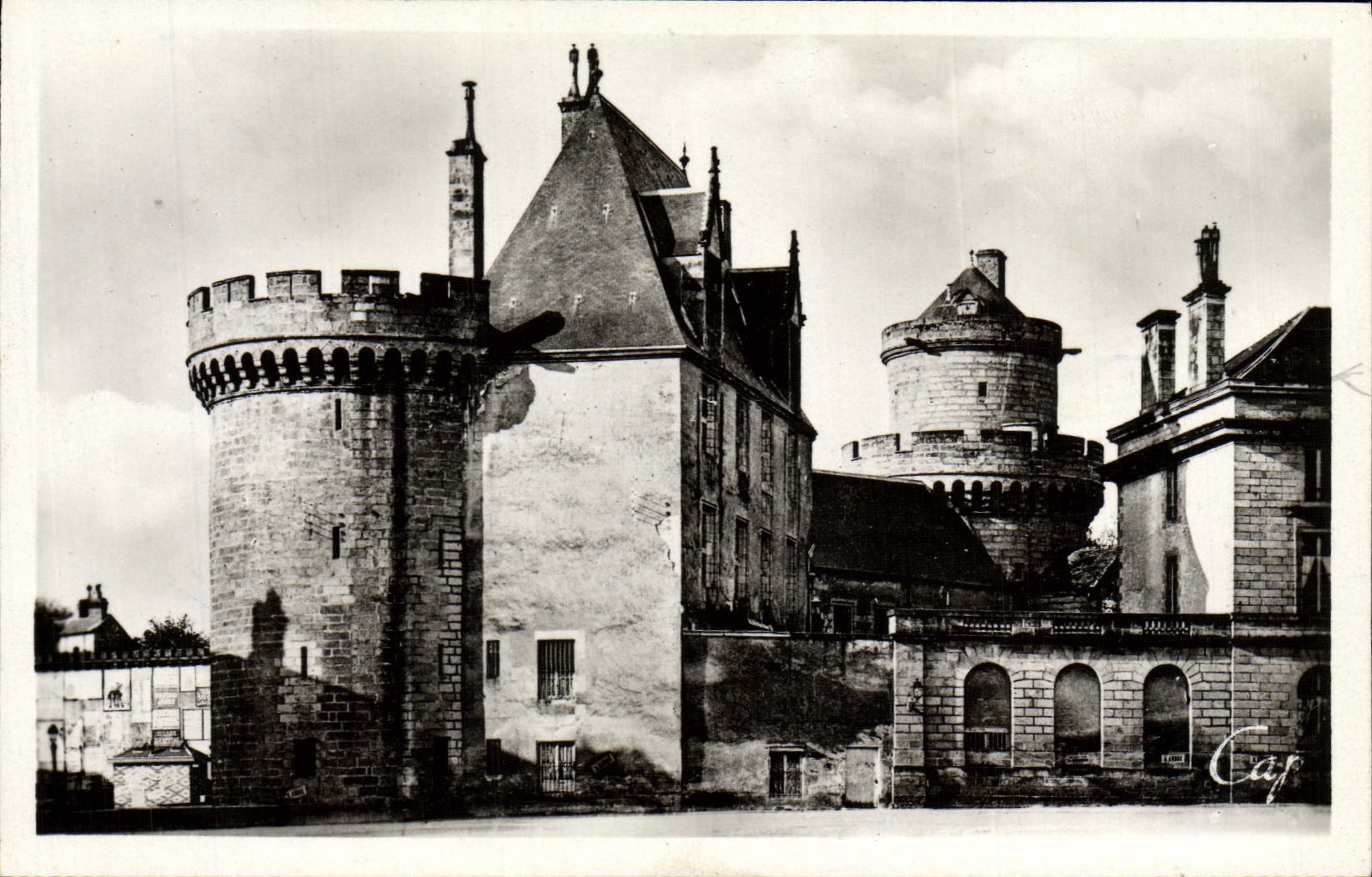 CPM Alencon Le Chateau vu de la place Foch